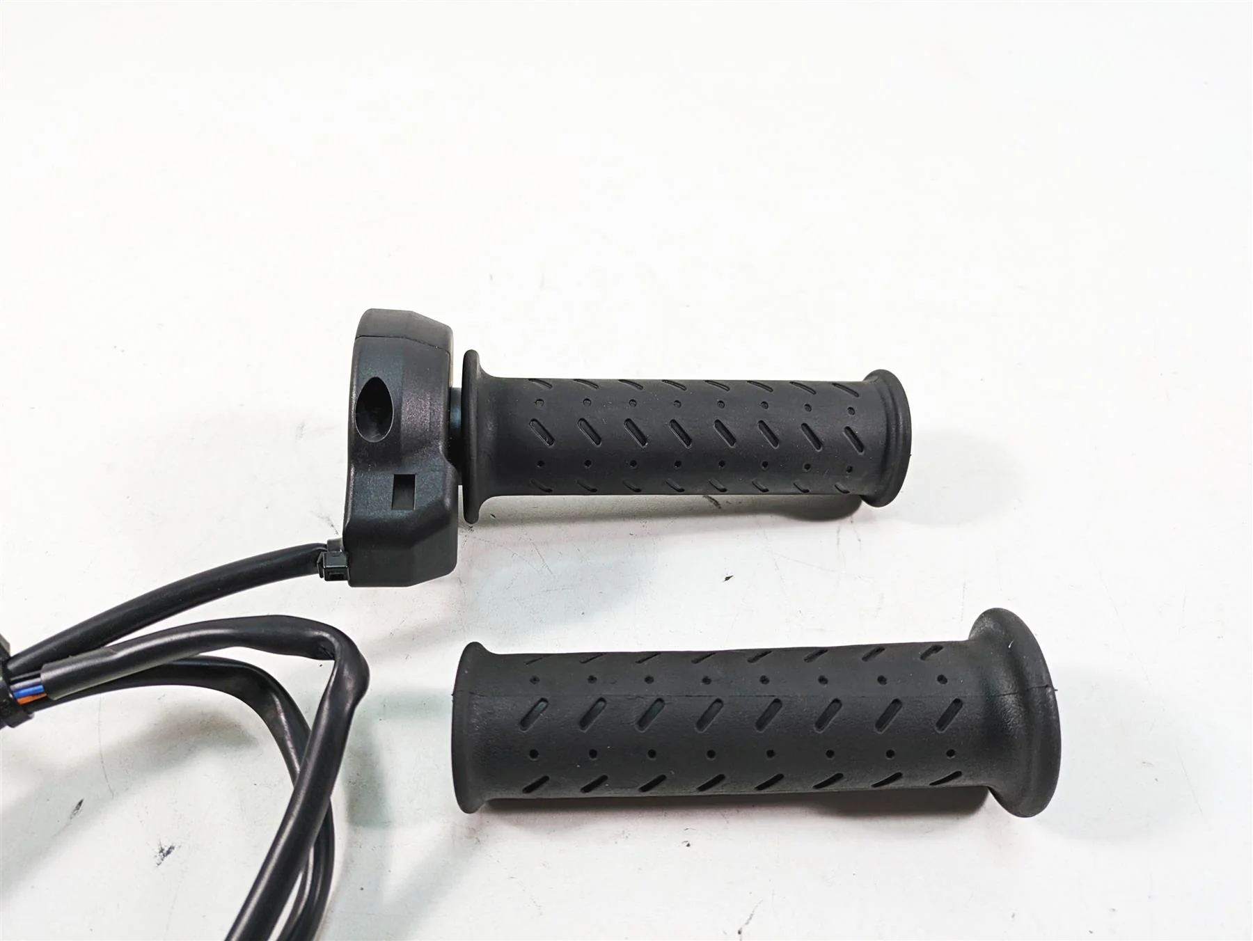 2020 Moto Guzzi V85 TT Adventure E-Throttle Hand Grip Set 2D000095 - Image 5