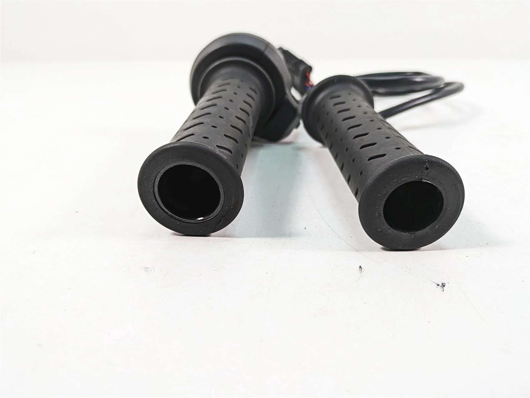 2020 Moto Guzzi V85 TT Adventure E-Throttle Hand Grip Set 2D000095 - Image 8