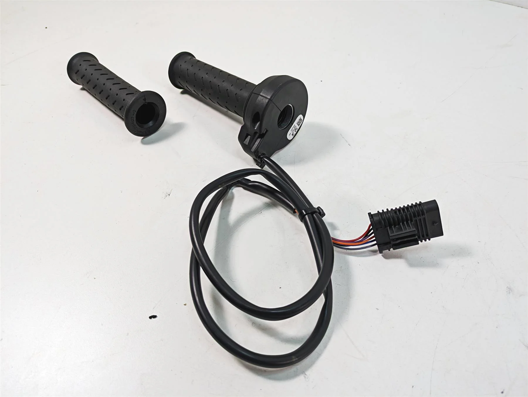 2020 Moto Guzzi V85 TT Adventure E-Throttle Hand Grip Set 2D000095 - Image 9