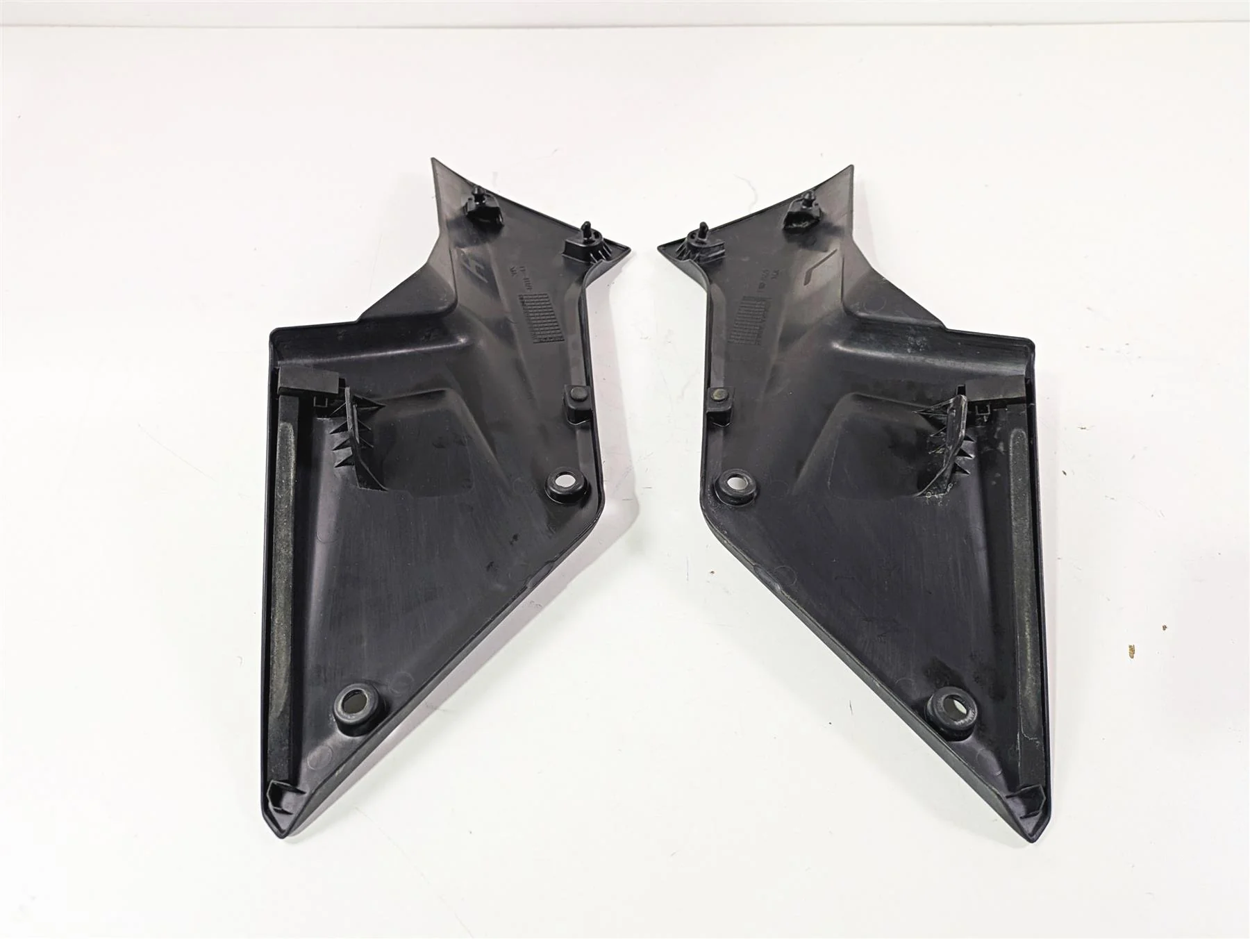 2020 Suzuki V-Strom 1050 XT Between Leg Side Cover Fairing Set 47111-06L00 - Image 9