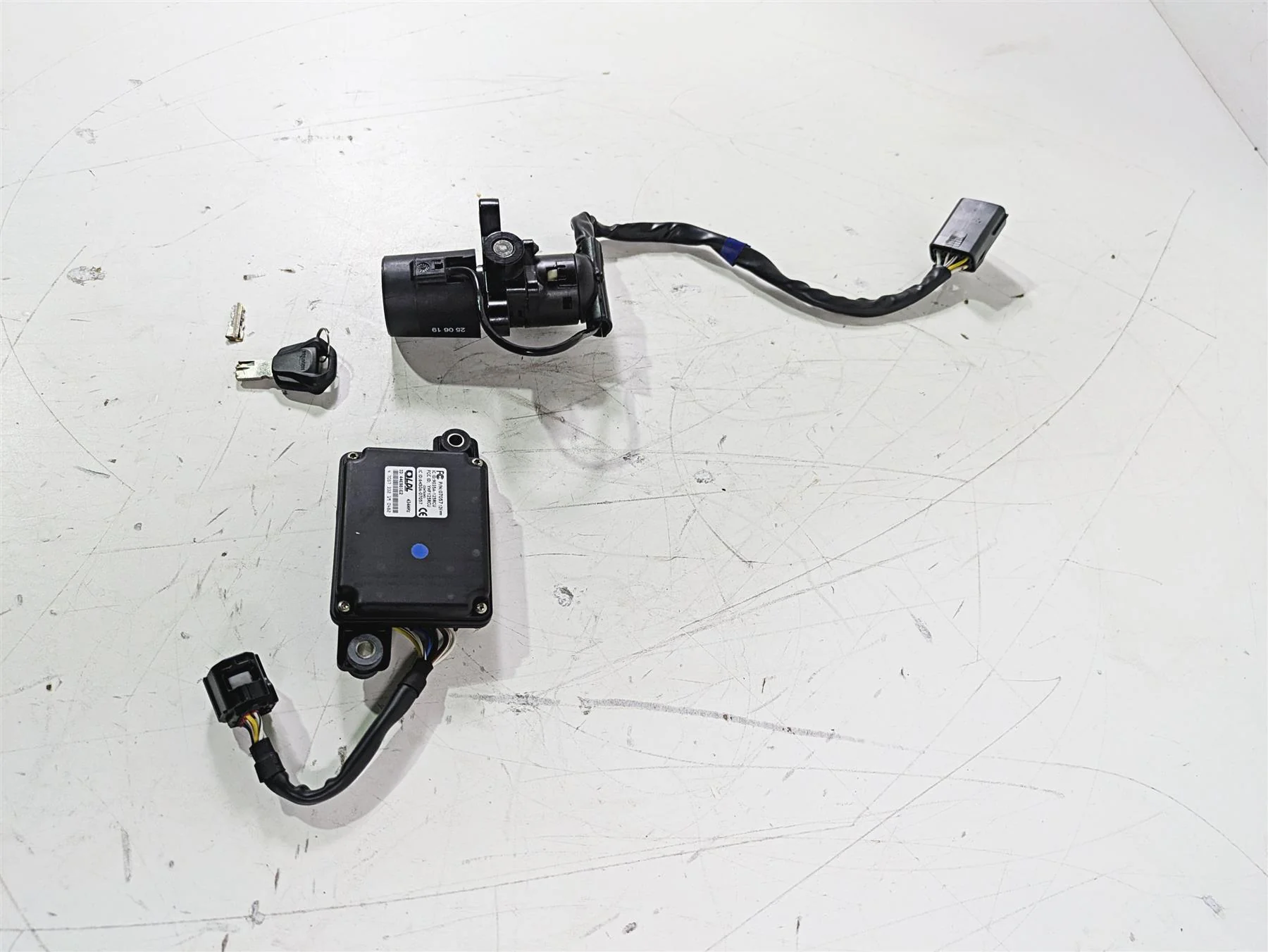 2020 Triumph Daytona 765 Moto2 Ignition Switch Key Immobilizer Set T2508501 - Image 3