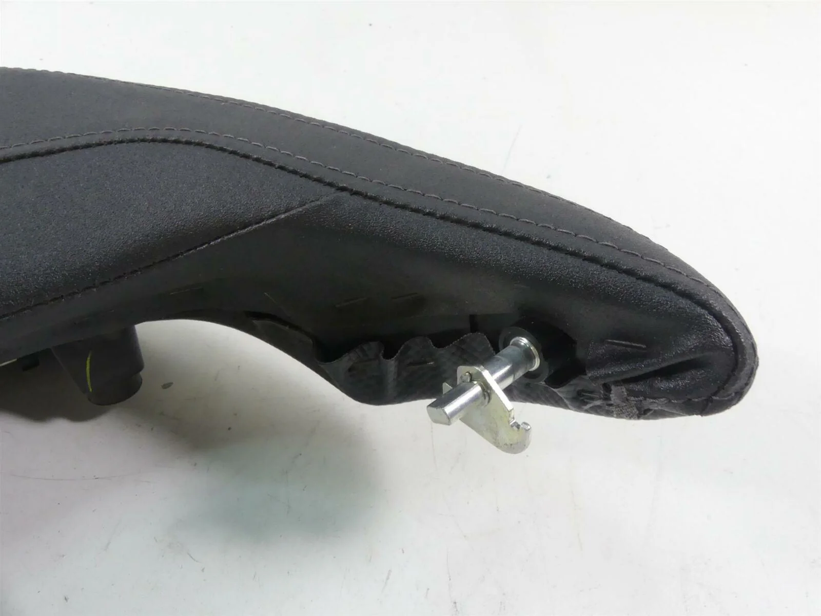 2020 Yamaha VMX17 1700 Middle Mid Seat Saddle Section Backrest 2S3-24790-10-00 - Image 6