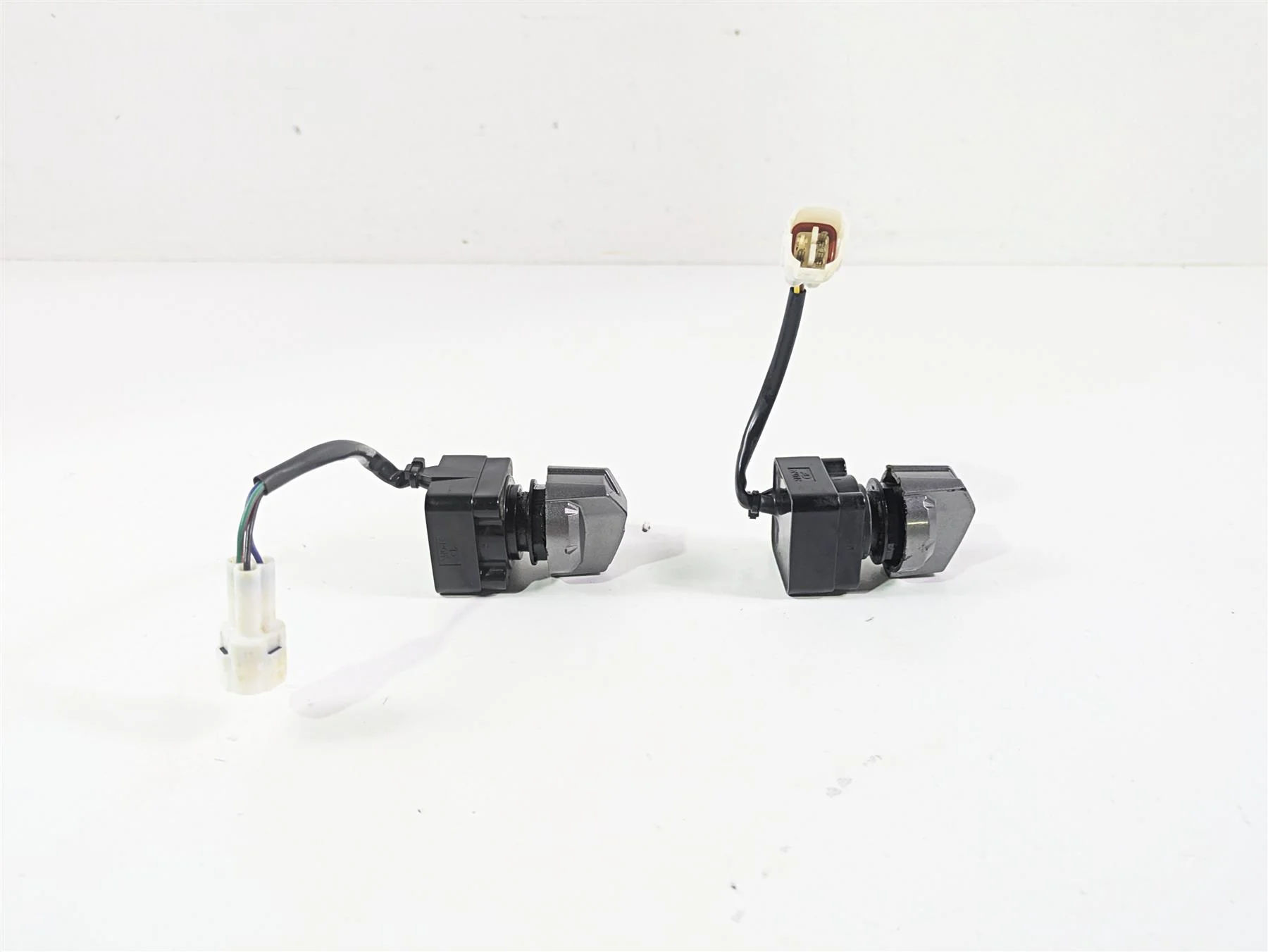 2020 Yamaha YXZ1000 R SS XTR 2 Wheel Drive & Light Switch Set 1XD-H2510-11-00 - Image 3