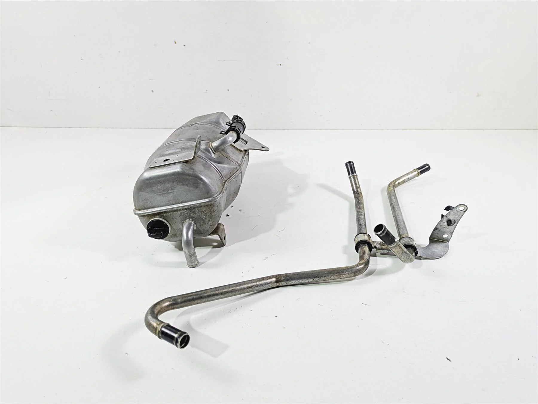 2020 Yamaha YXZ1000 R SS XTR Oil Tank Reservoir 2HC-21751-01-00 2HC-21751-02-00 - Image 5