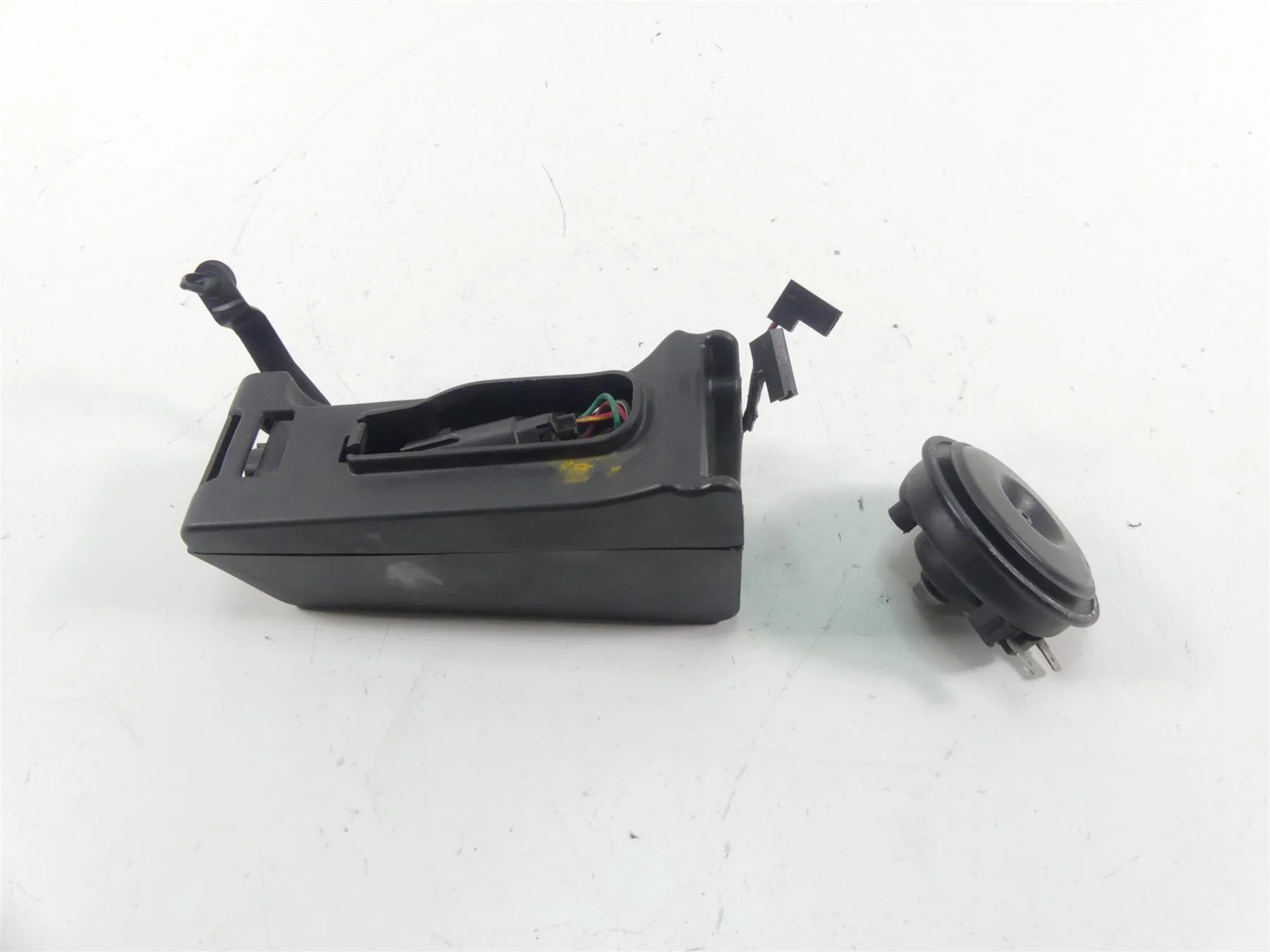 2021 Harley Softail FLSB Sport Glide Horn & Wiring Box 69201654 - Image 3