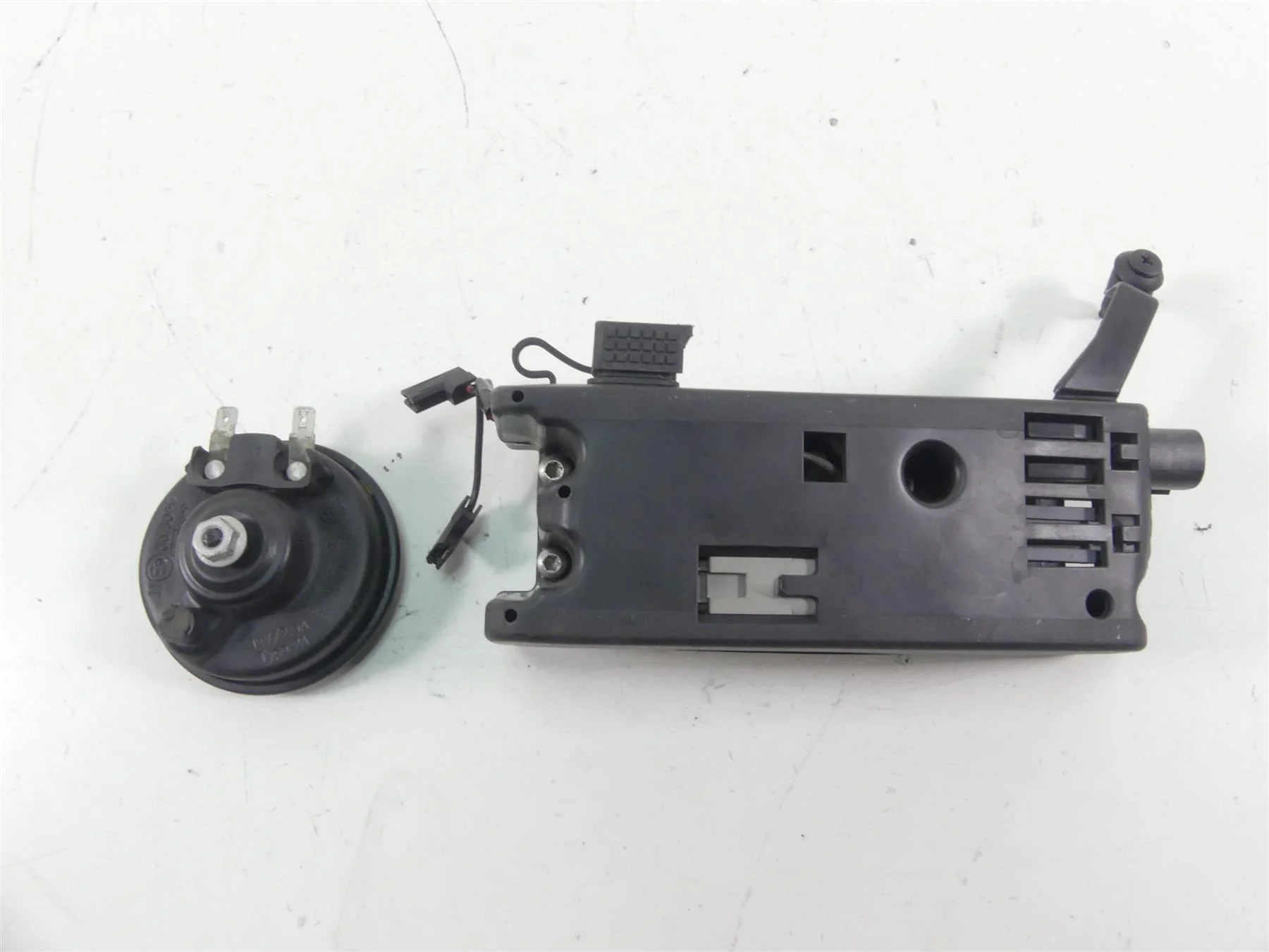 2021 Harley Softail FLSB Sport Glide Horn & Wiring Box 69201654 - Image 6