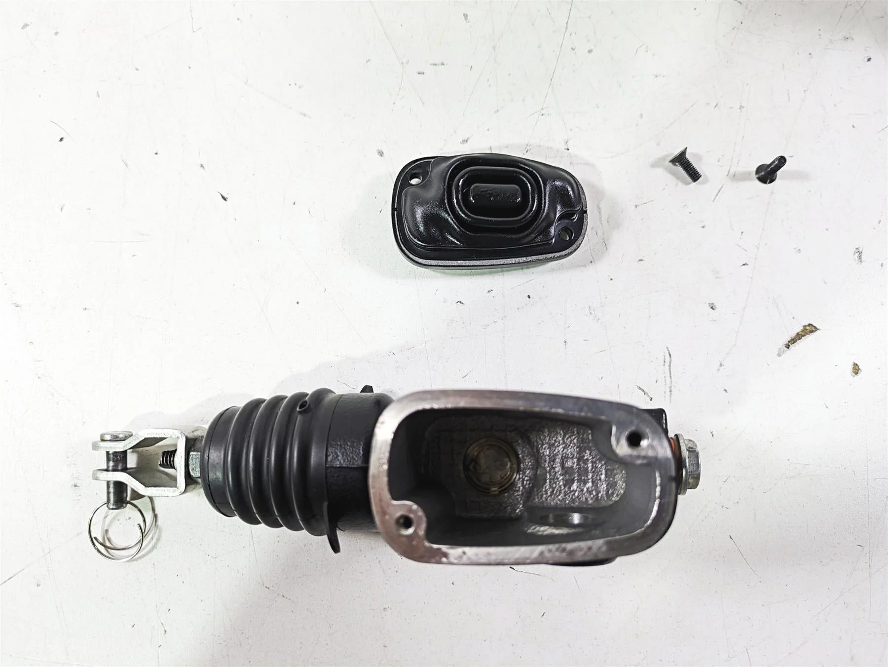2021 Harley Softail FLSL Slim Rear Brake Master Cylinder 5/8" 41700460 - Image 12