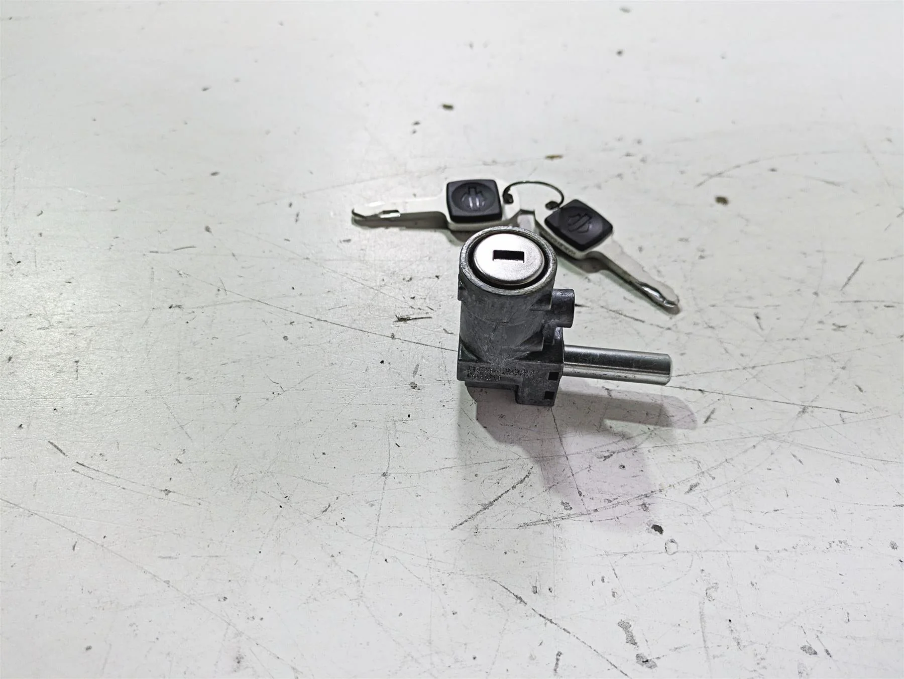 2021 Harley Softail FLSL Slim Steering Key Lock Set 45600049 - Image 3