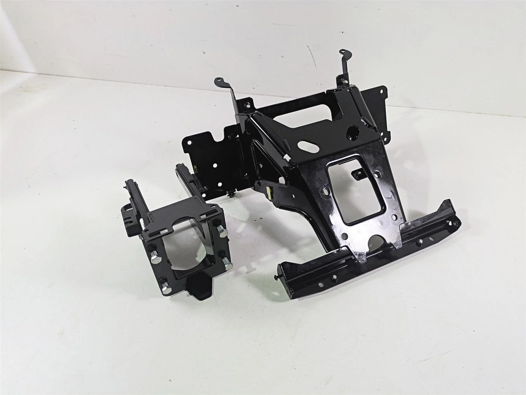 2021 Harley Touring FLTRX Road Glide Front Fairing Support Mount Set 47200217 - Image 12