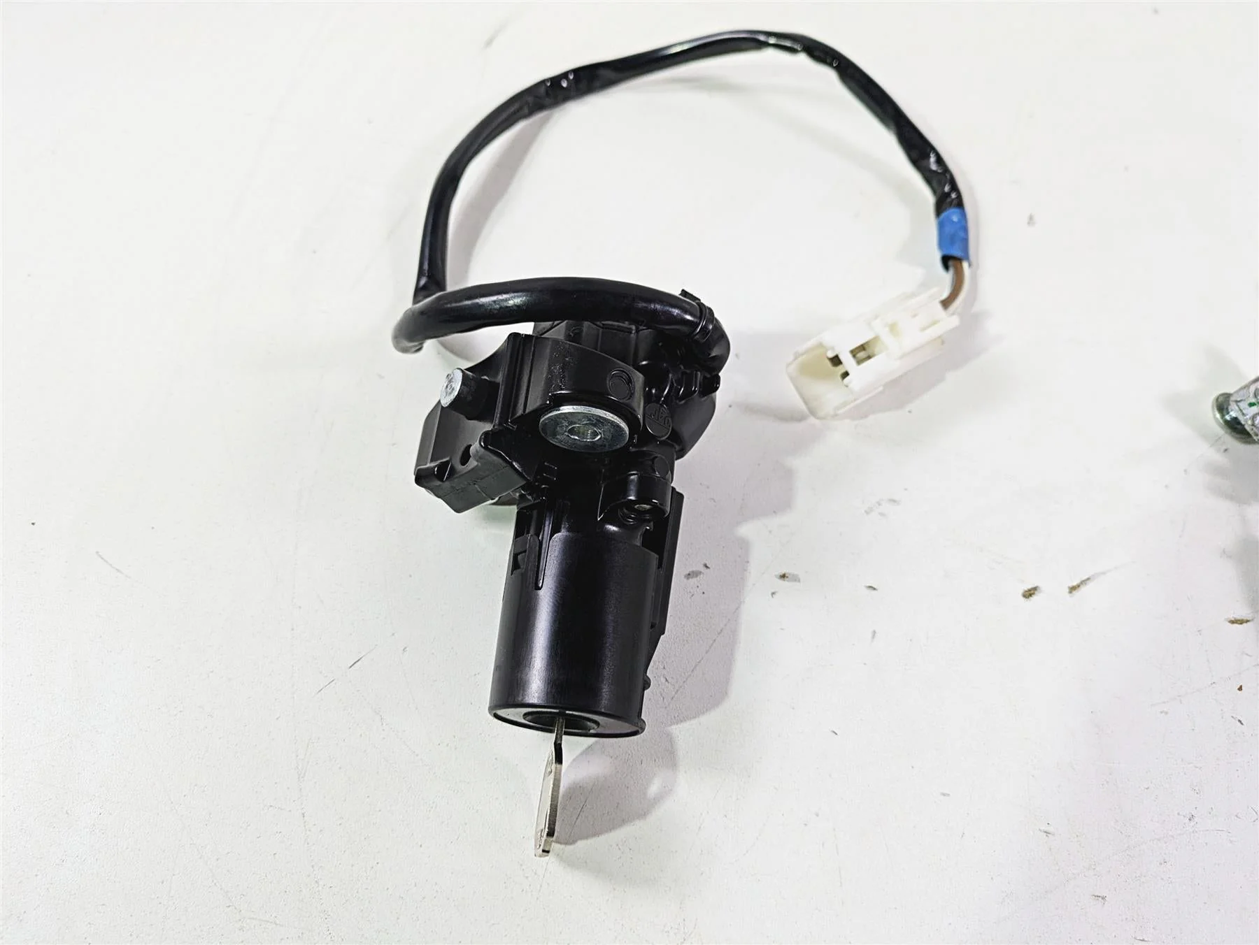 2021 Kawasaki Z900 ZR900 Ignition Switch Key Lock Tank Cap Set 27005-0673 - Image 10