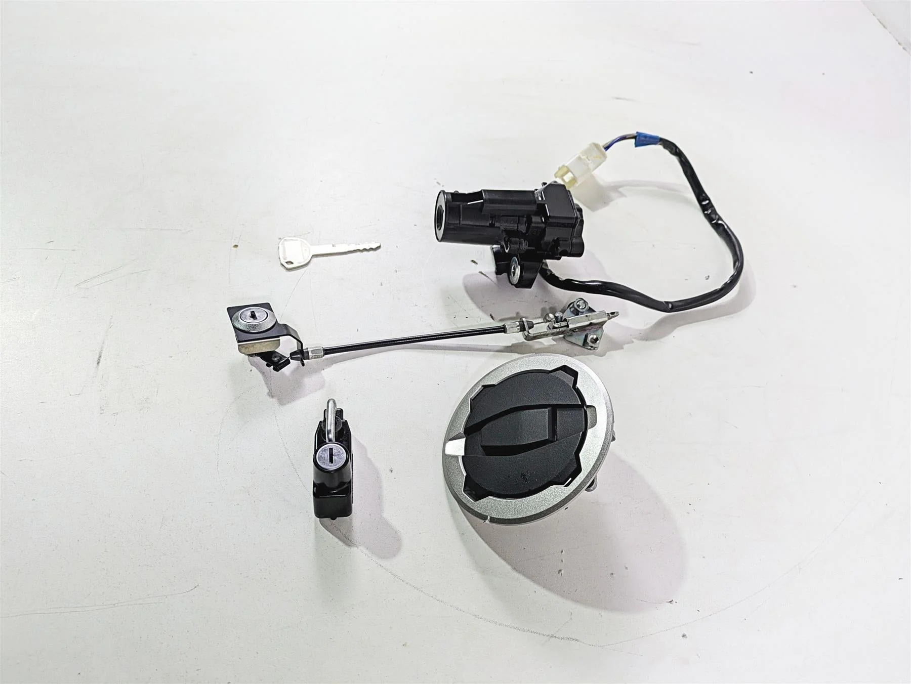2021 Kawasaki Z900 ZR900 Ignition Switch Key Lock Tank Cap Set 27005-0673 - Image 2