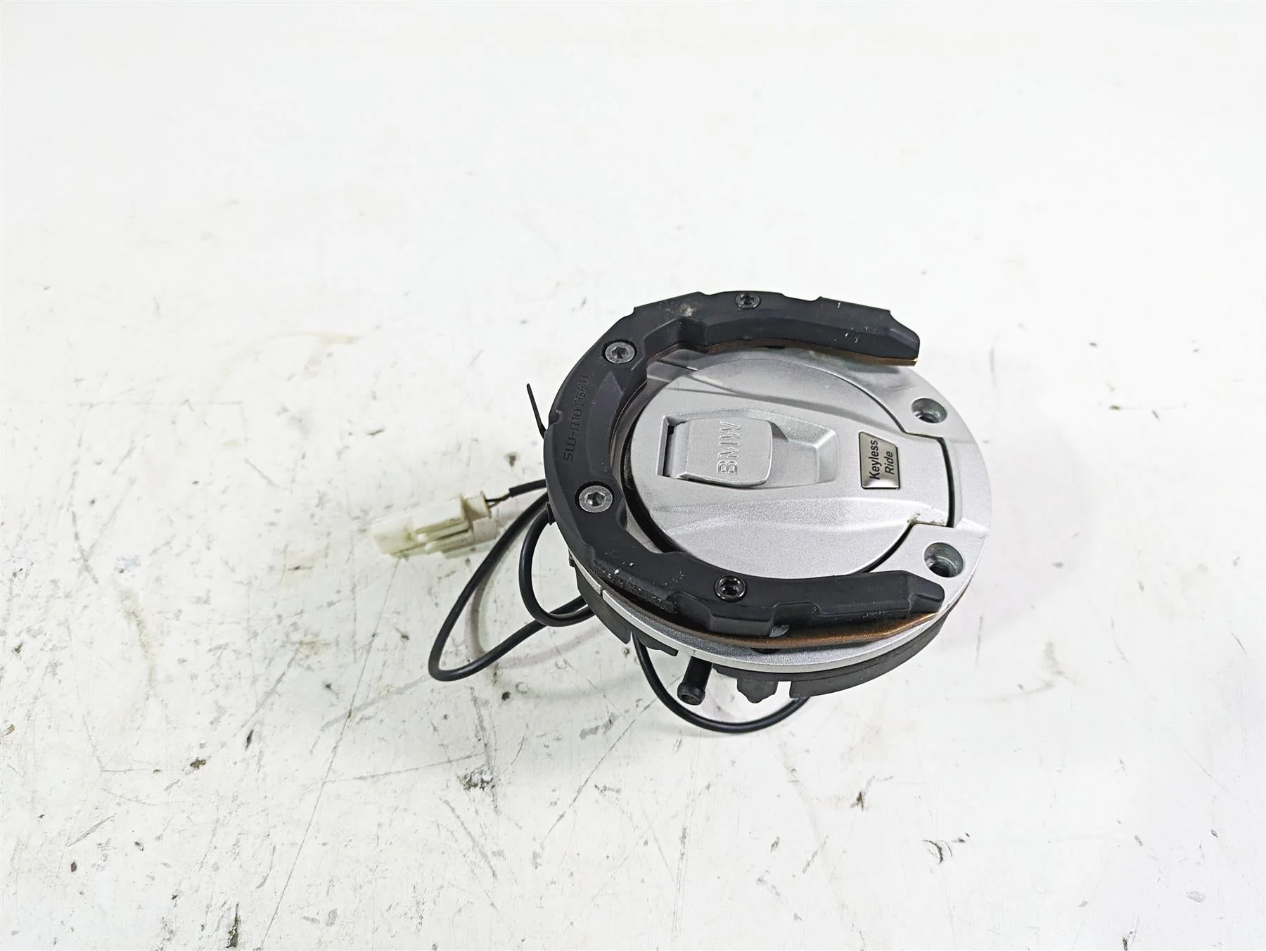 2022 BMW R1250 RT K052 Keyless Fuel Gas Petrol Lid Cap 16118552106 - Image 4