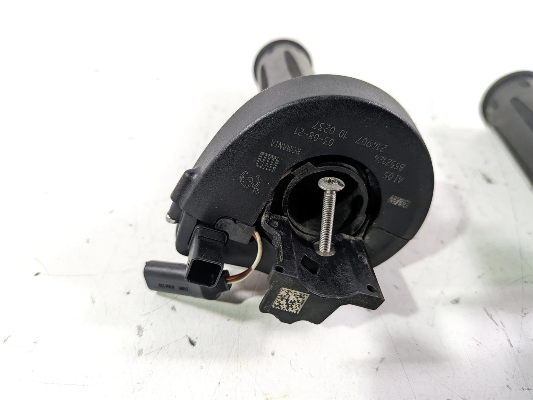 2022 BMW R1250 RT K052 Left Right Heated Hand Grip Set 61318549455 61318552124 - Image 5