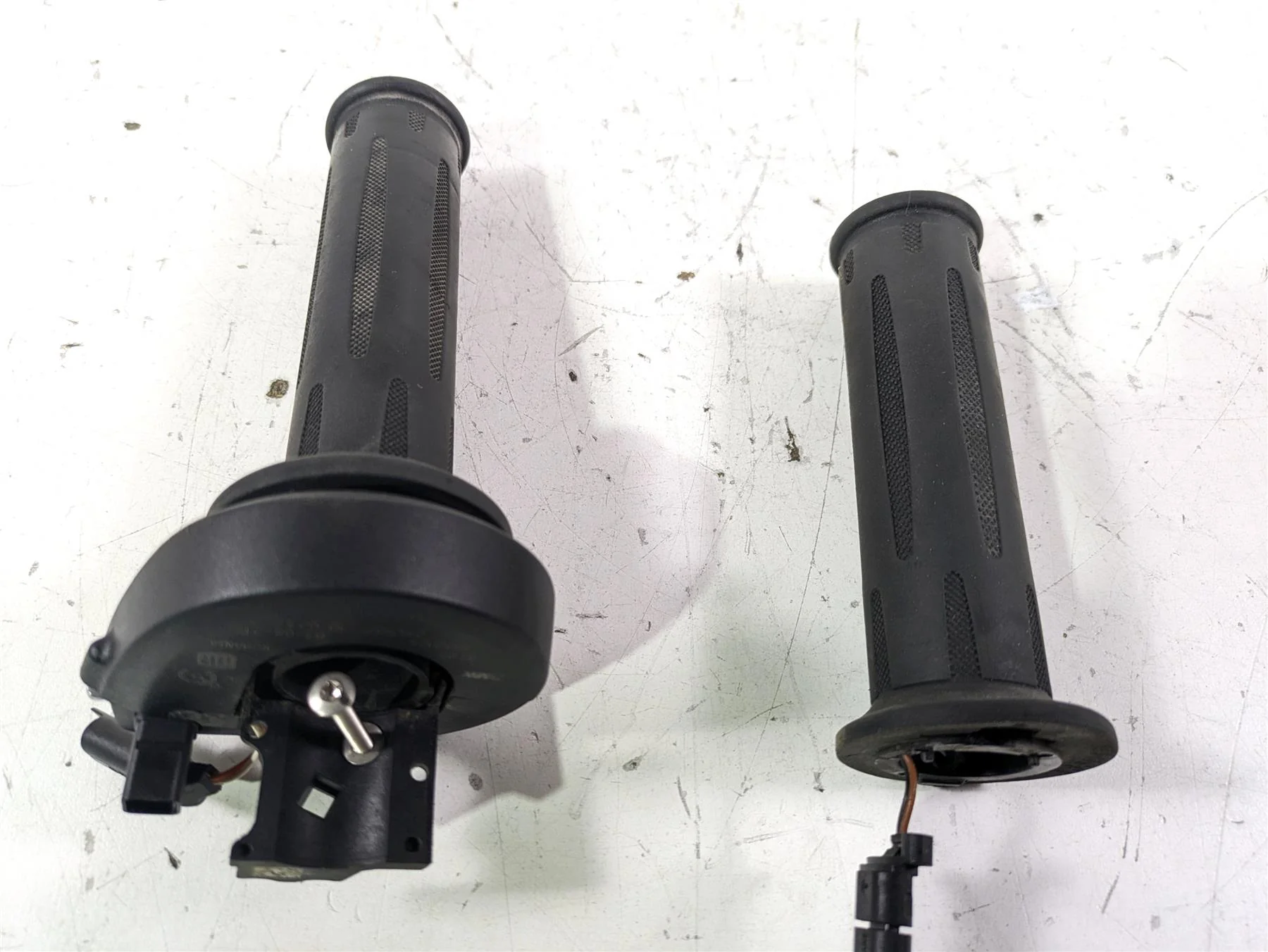 2022 BMW R1250 RT K052 Left Right Heated Hand Grip Set 61318549455 61318552124 - Image 7