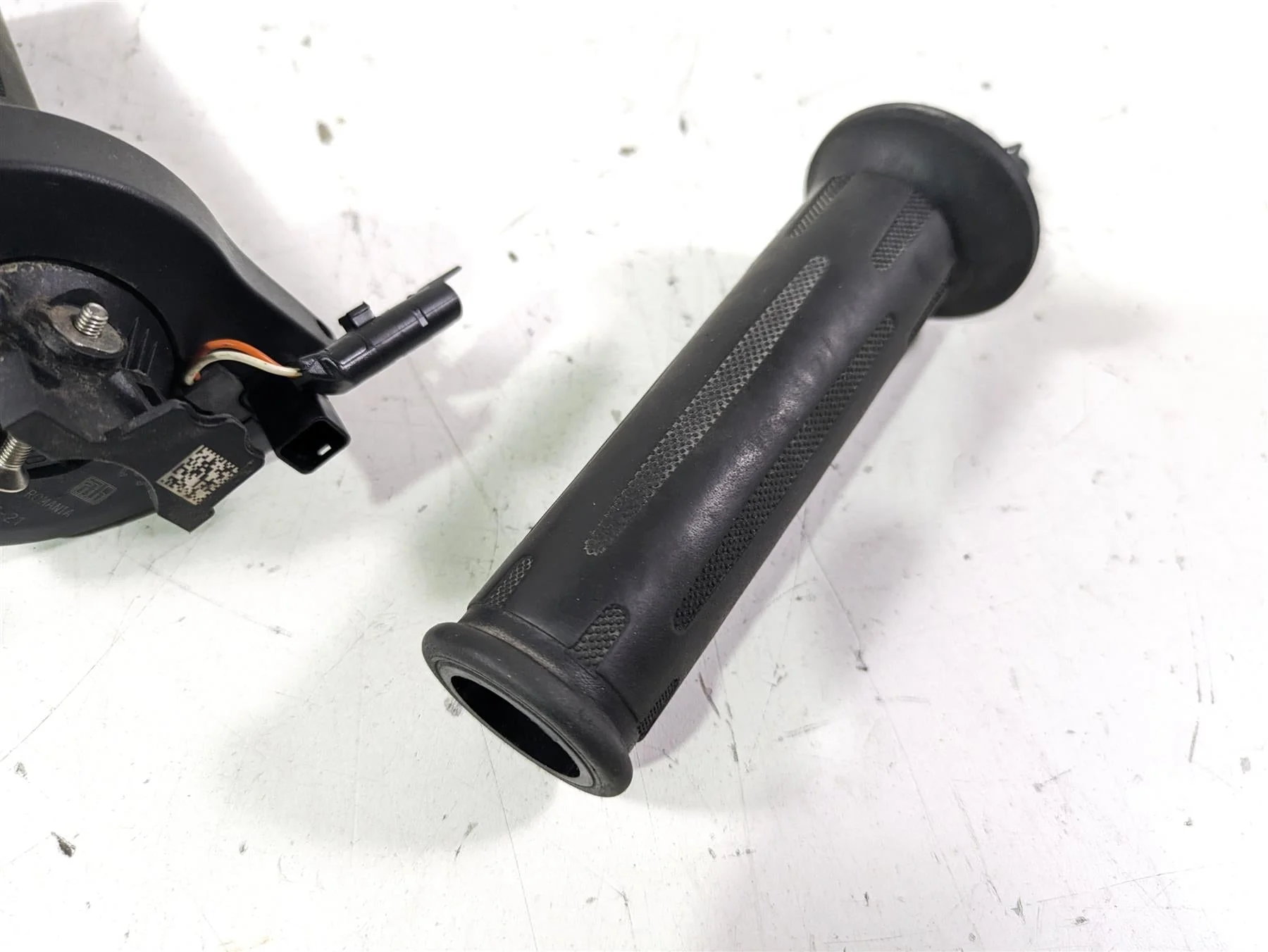 2022 BMW R1250 RT K052 Left Right Heated Hand Grip Set 61318549455 61318552124 - Image 9