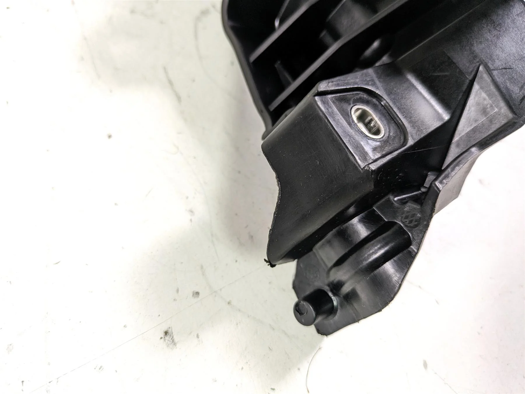 2022 BMW R1250 RT K052 Saddlebag Holder Carrier Set 46547728665 46547728666 - Image 9