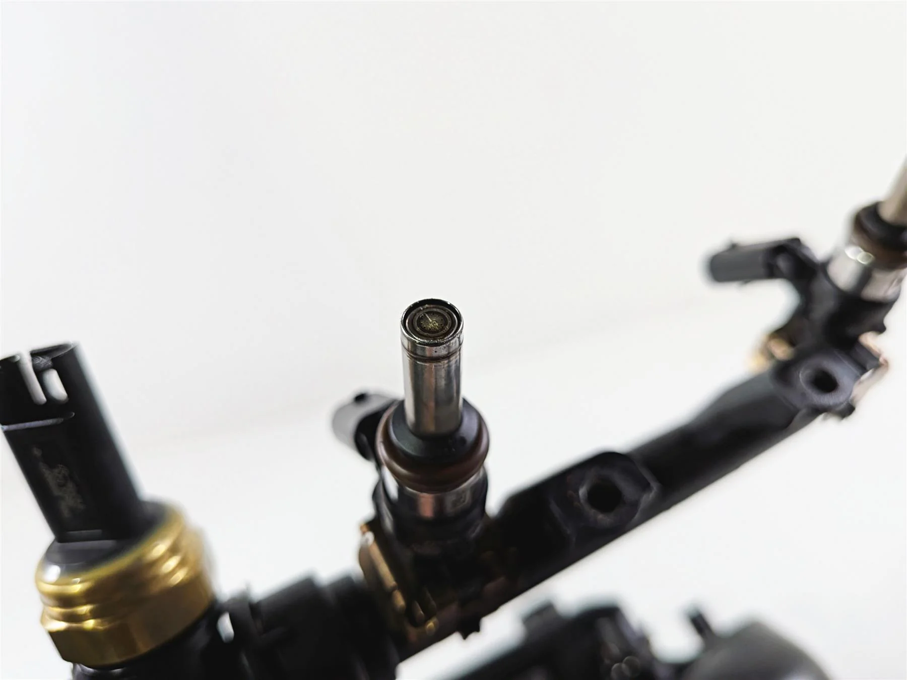 2022 BMW S1000RR K67 Air Box Breather & Fuel Injector Set 13719480847 - Image 7