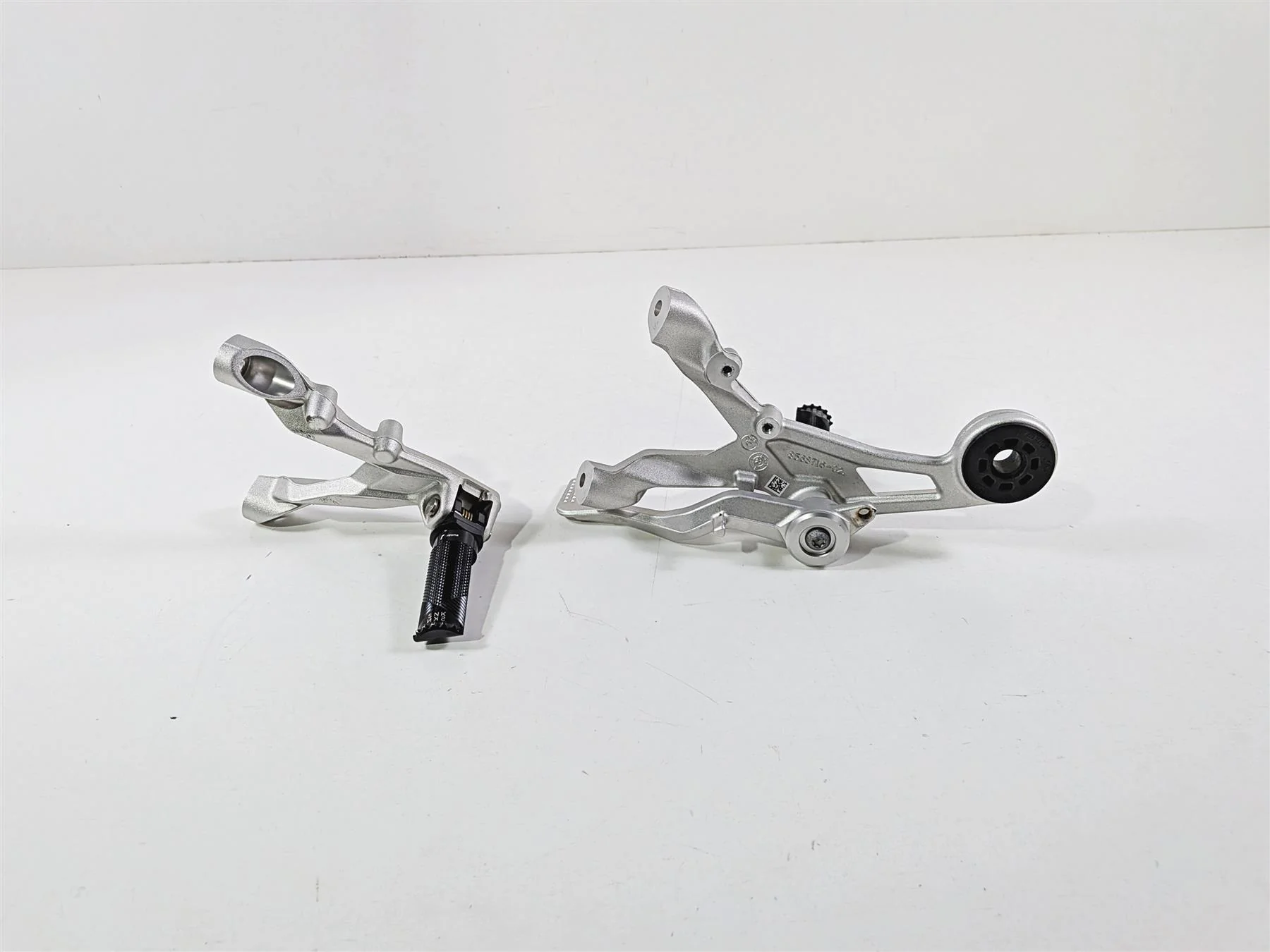 2022 BMW S1000RR K67 Left Right Rizoma Foot Peg Set & Mounts 46718568715 - Image 4