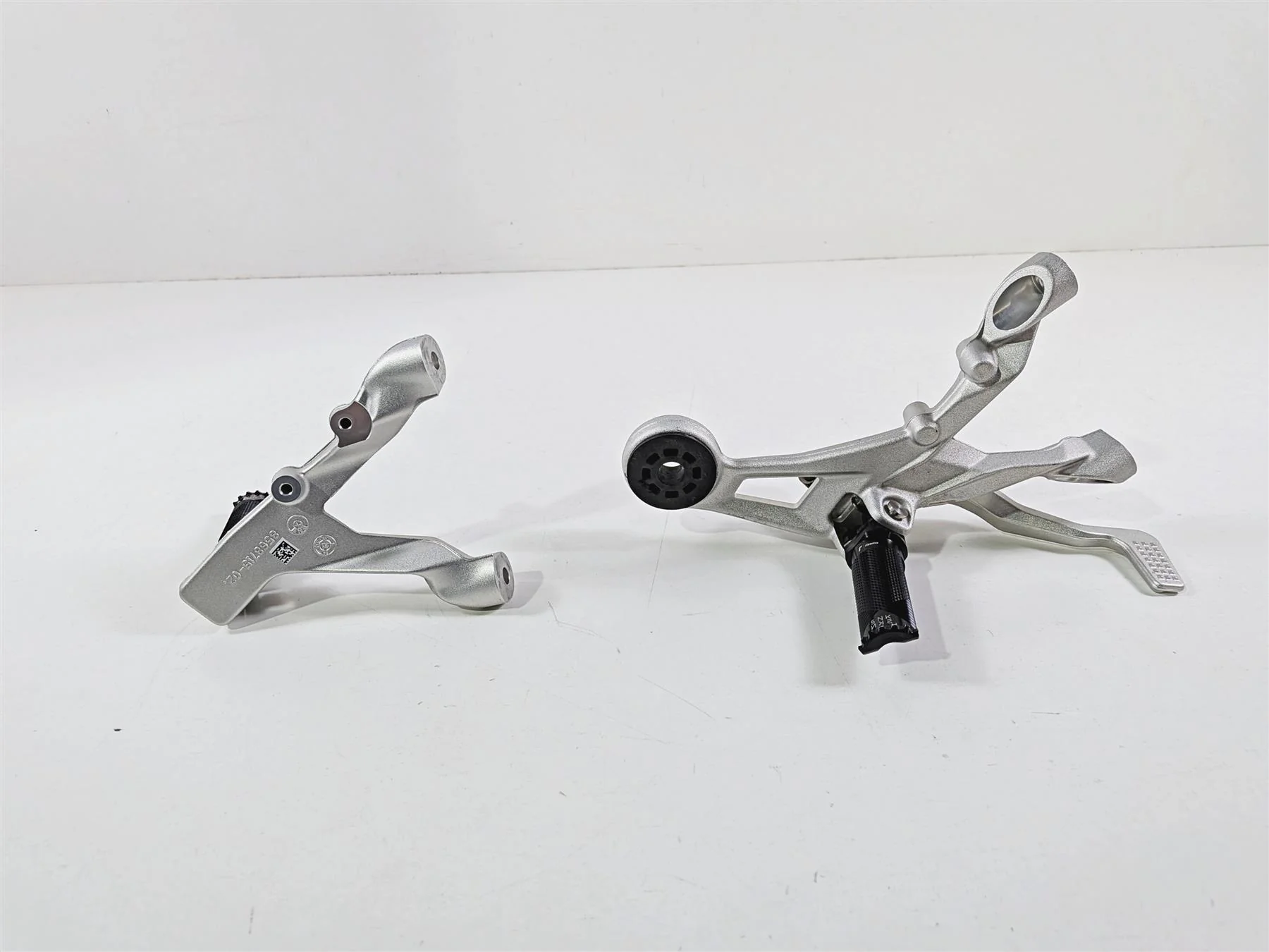 2022 BMW S1000RR K67 Left Right Rizoma Foot Peg Set & Mounts 46718568715 - Image 6