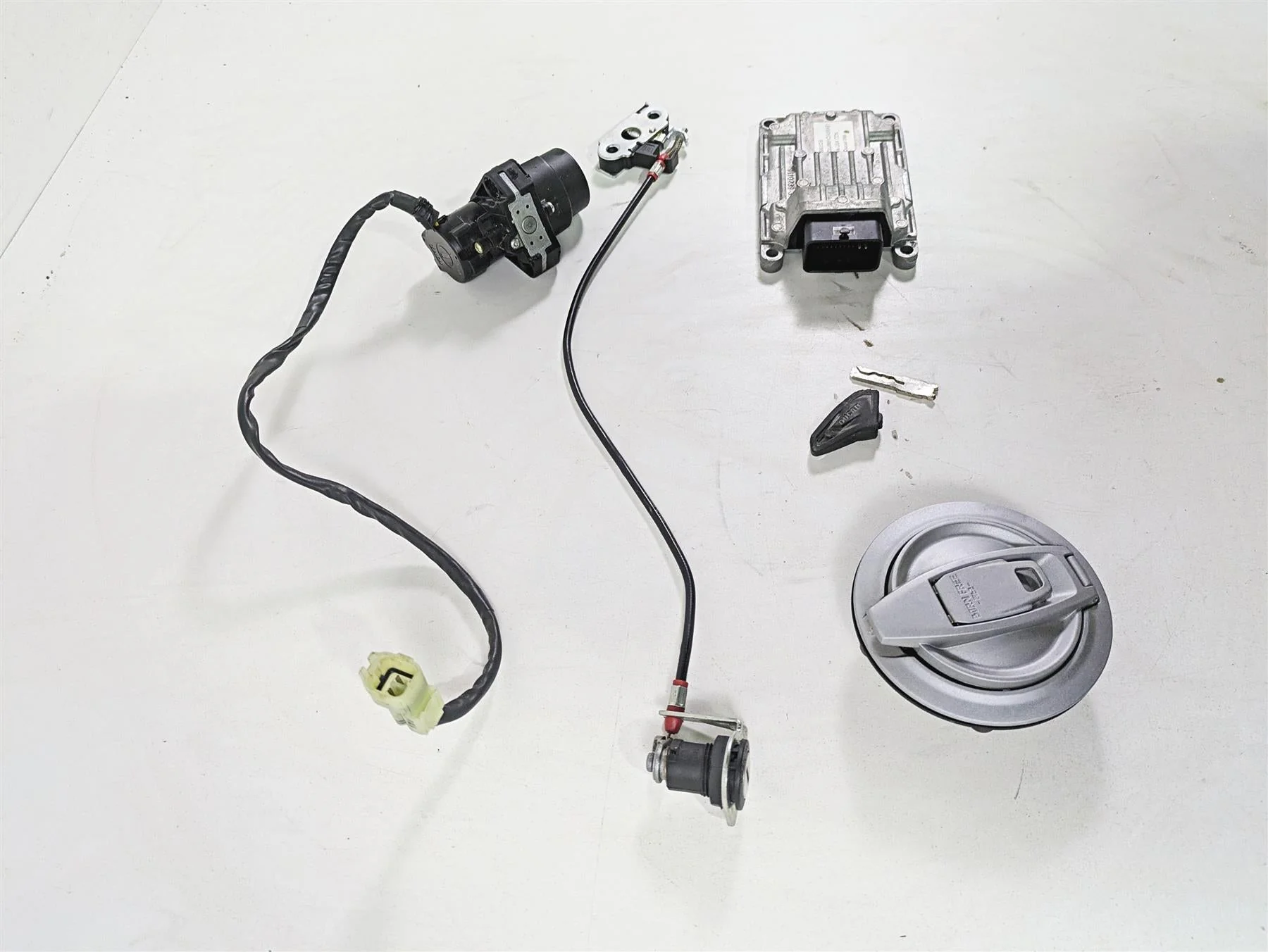 2022 Ducati Scrambler Desert Sled Cdi & Ignition Switch Key Set - Read 28641852A - Image 2
