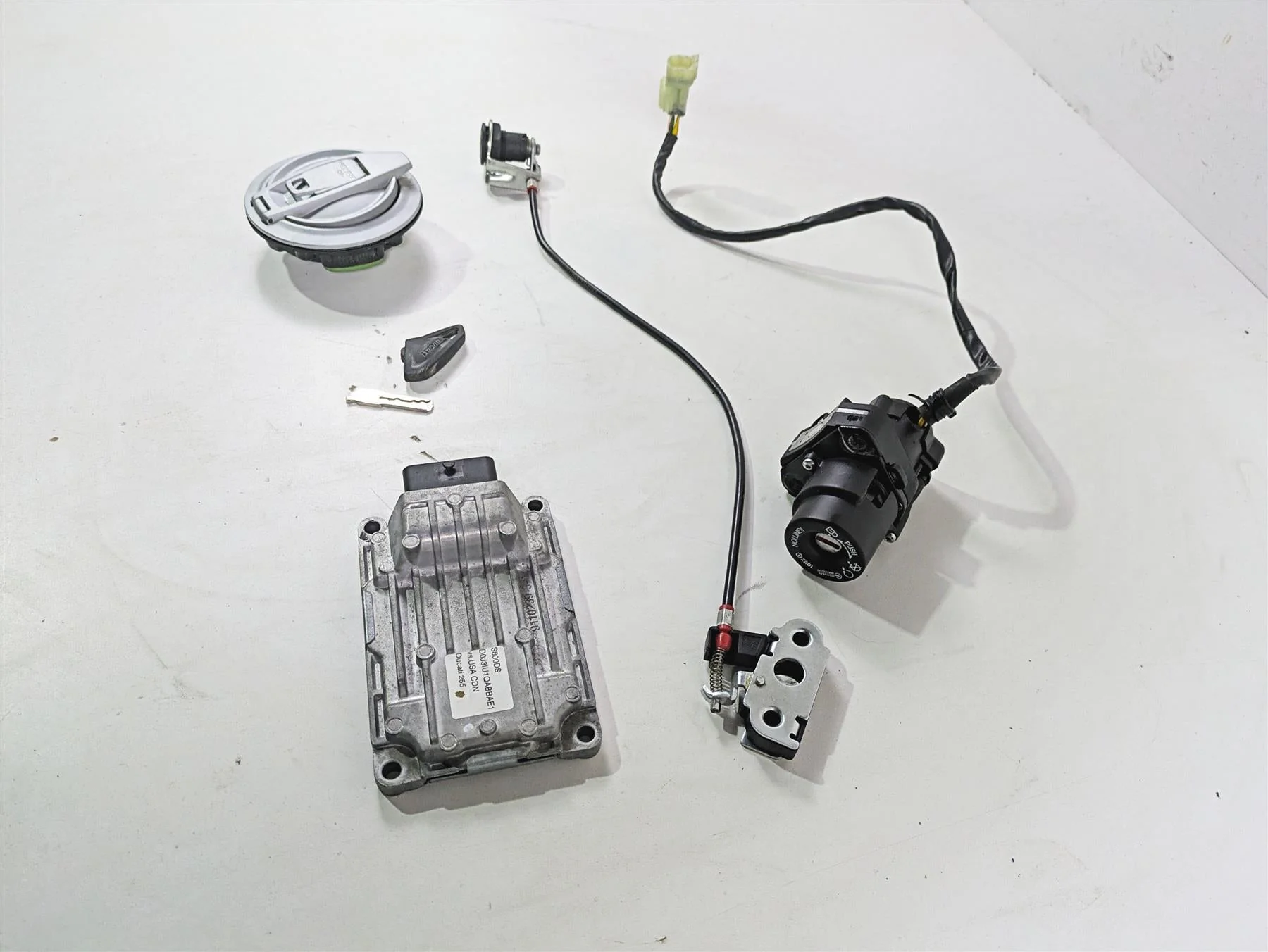 2022 Ducati Scrambler Desert Sled Cdi & Ignition Switch Key Set - Read 28641852A - Image 3