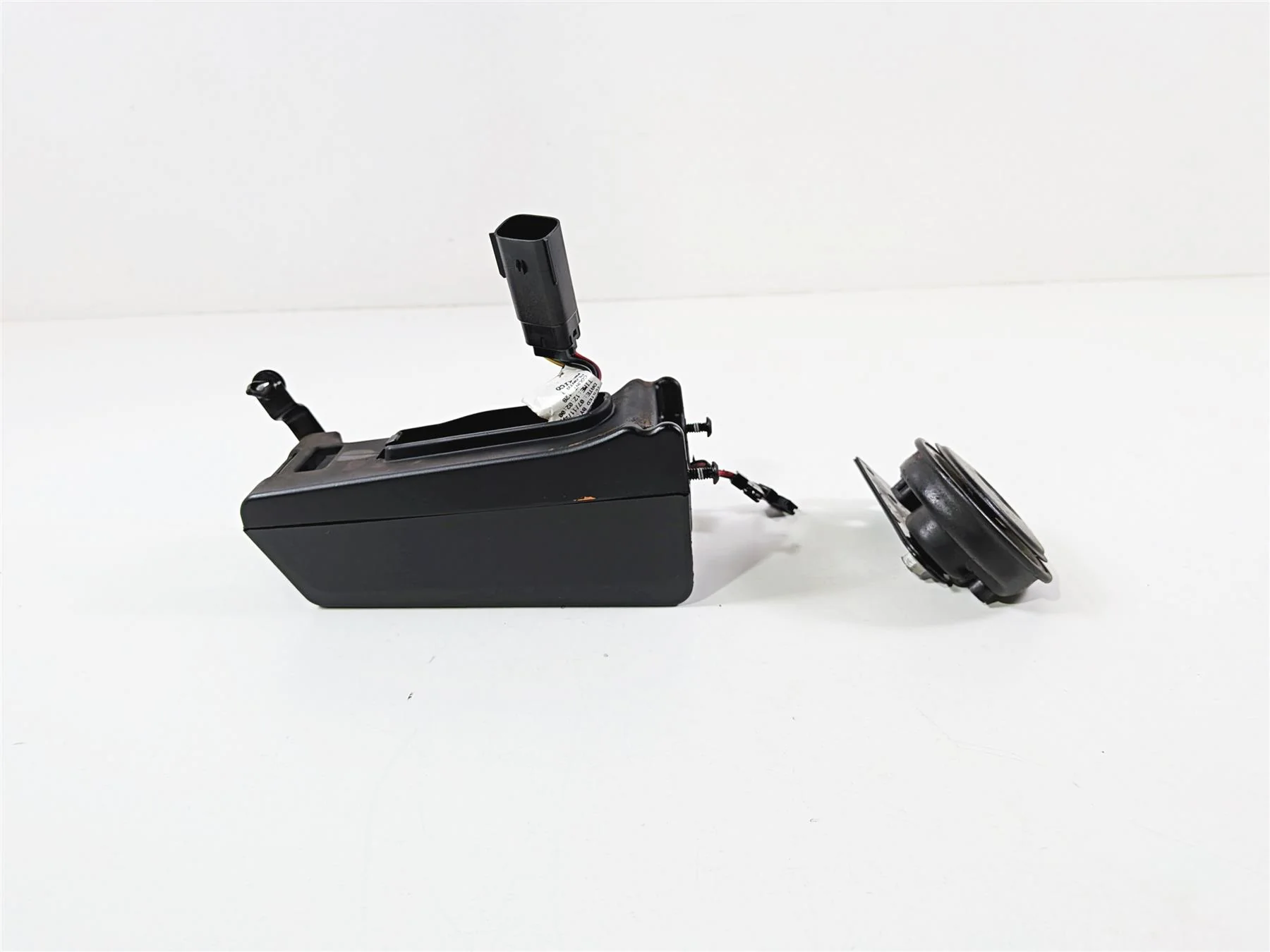 2022 Harley Softail FXLRST Low Rider Horn & Wiring Box 69201654 - Image 5