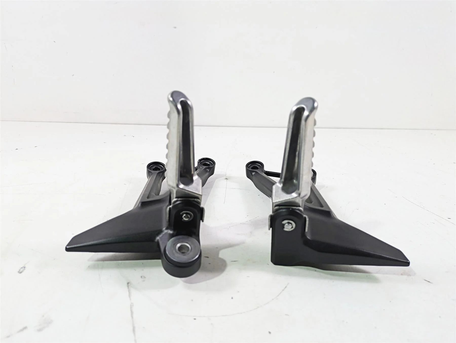 2022 Kawasaki ZR900RS Cafe Rear Passenger Foot Peg Rest Set 35063-1393-18R - Image 2