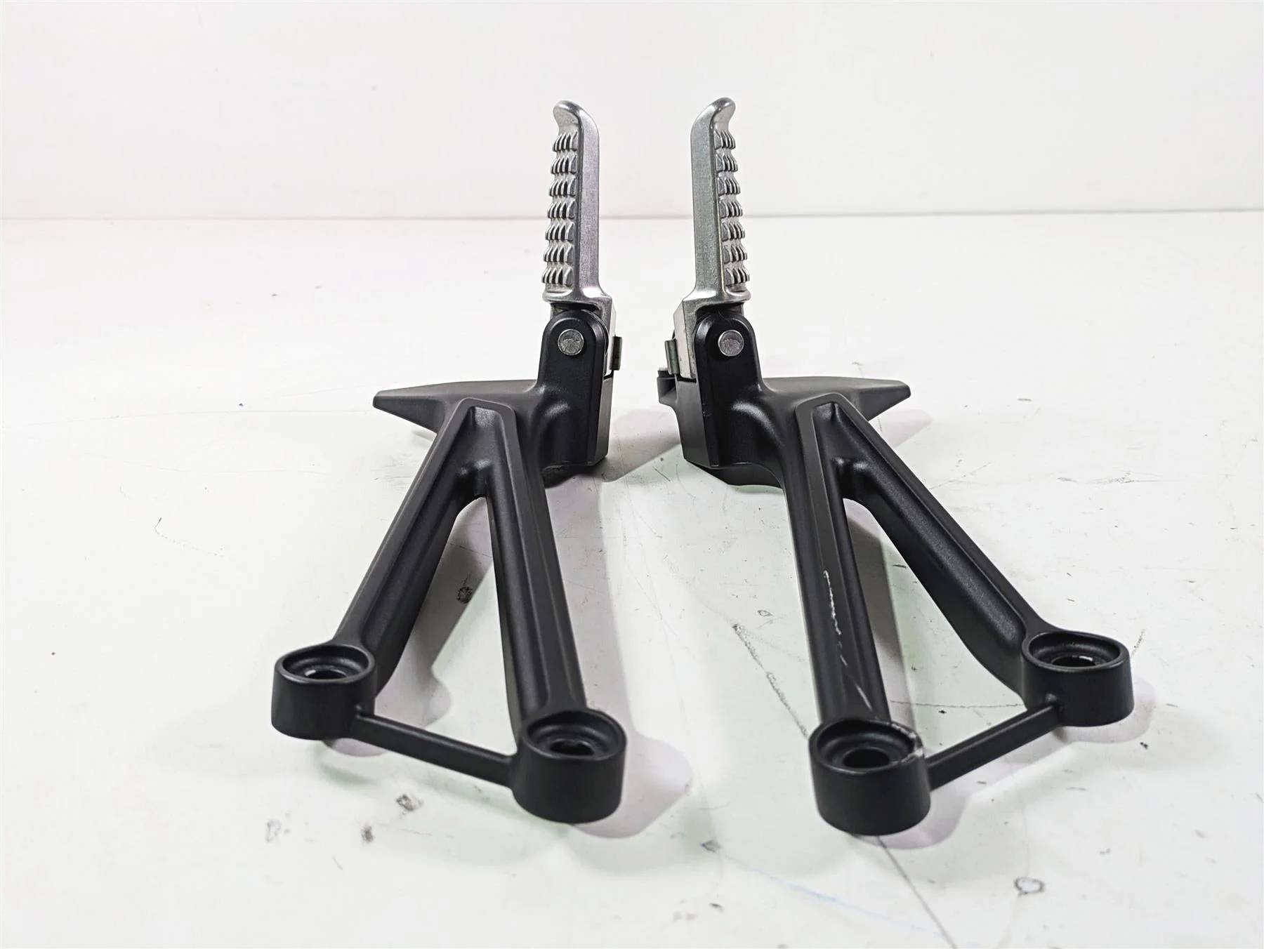 2022 Kawasaki ZR900RS Cafe Rear Passenger Foot Peg Rest Set 35063-1393-18R - Image 4