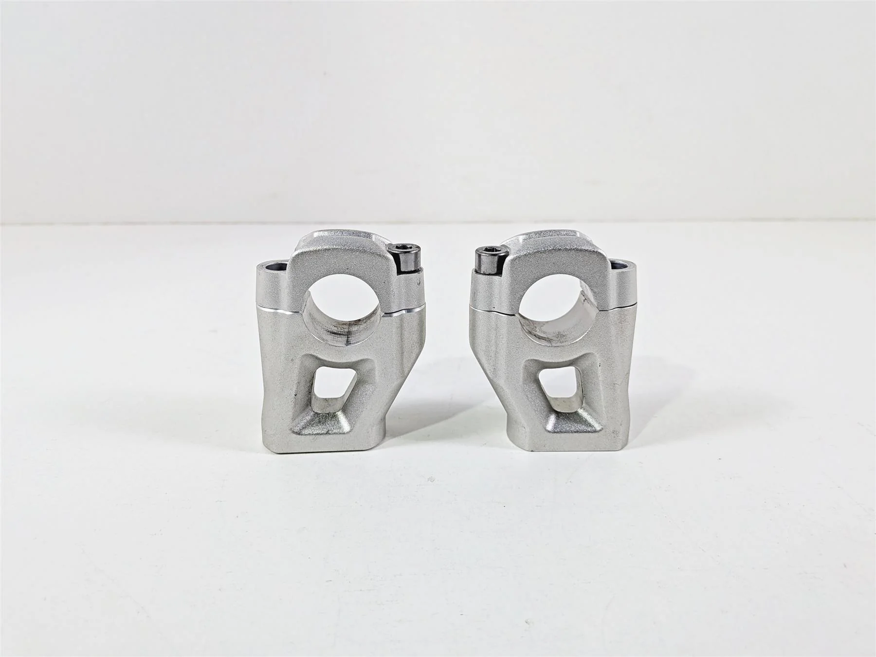 2022 Triumph Tiger 900 GT Pro Handlebar Riser Holder Clamp Set T2040813 - Image 3