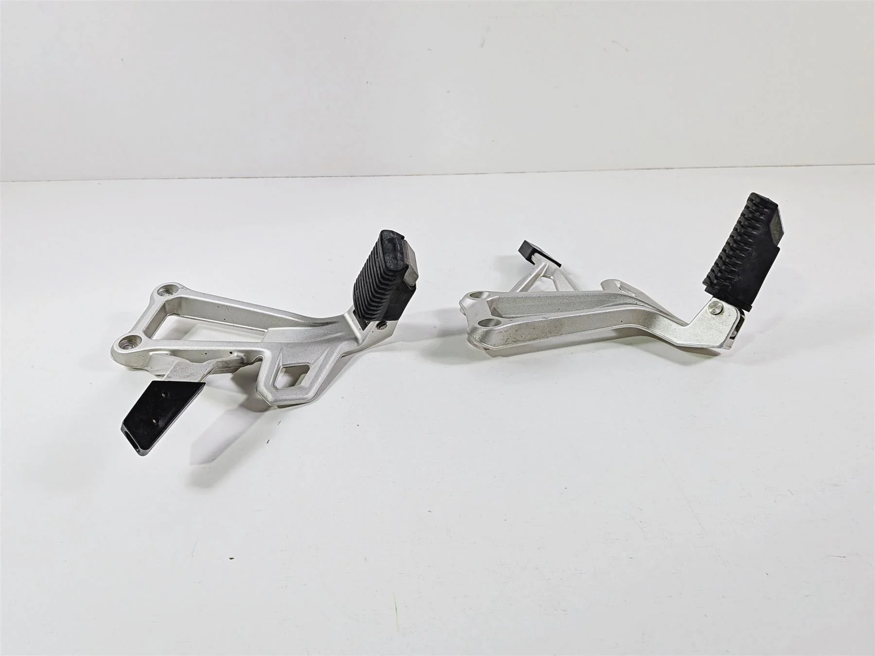 2023 BMW F850GS K81 Rear Passenger Foot Peg Rest Set 46718564829 46718564830 - Image 10