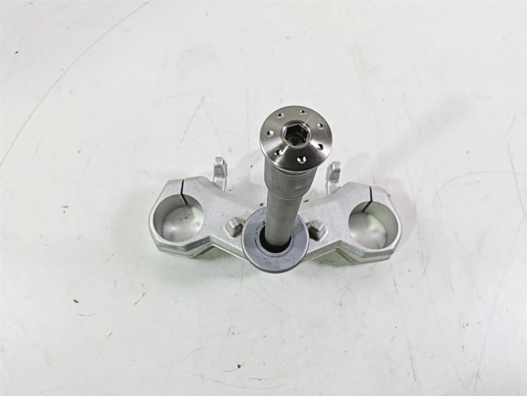2023 BMW G310R K03 Lower Triple Tree Steering Clamp 31428557754 - Image 5