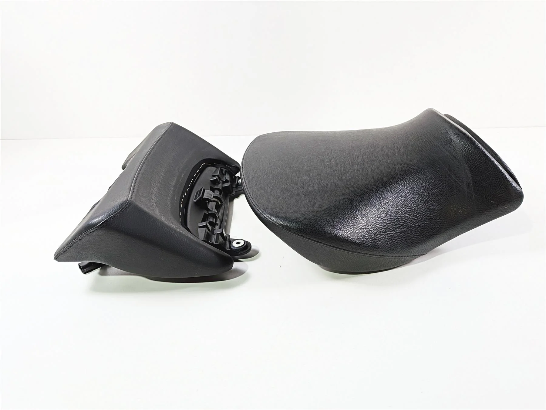 2023 BMW R1250RT RTP K52 Nice Front Seat Saddle & Backrest 52538544784 - Image 2