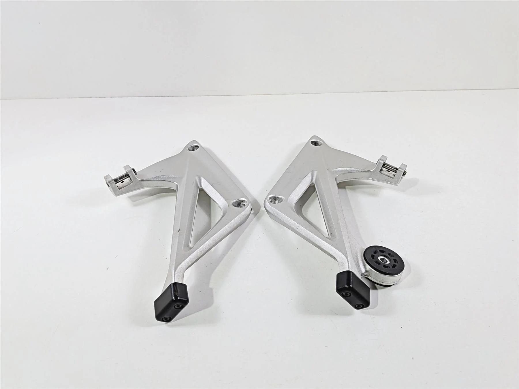 2023 BMW R1250RT RTP K52 Rear Foot Peg Rest Mount Set 46718534789 46718534790 - Image 2