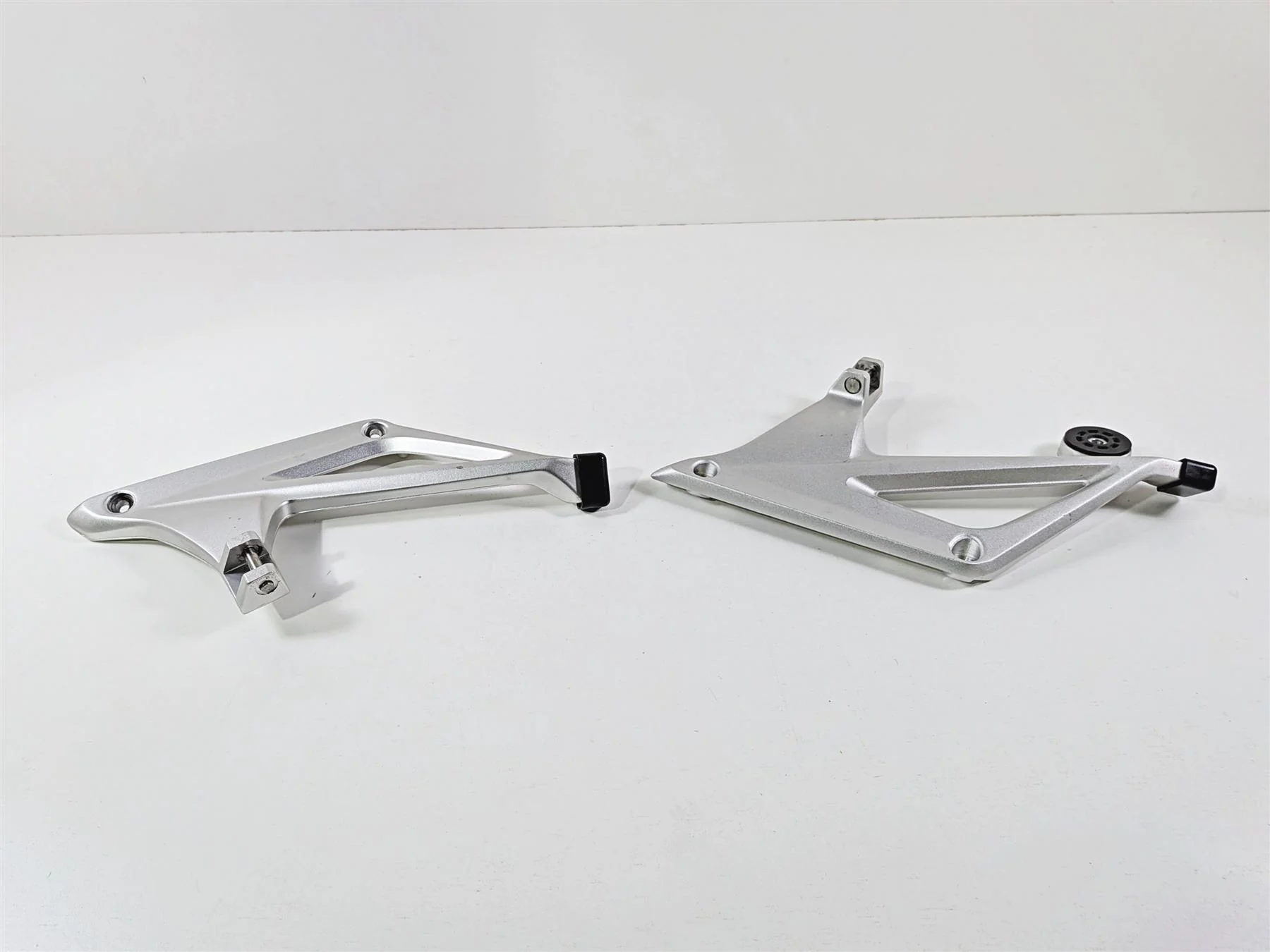 2023 BMW R1250RT RTP K52 Rear Foot Peg Rest Mount Set 46718534789 46718534790 - Image 3