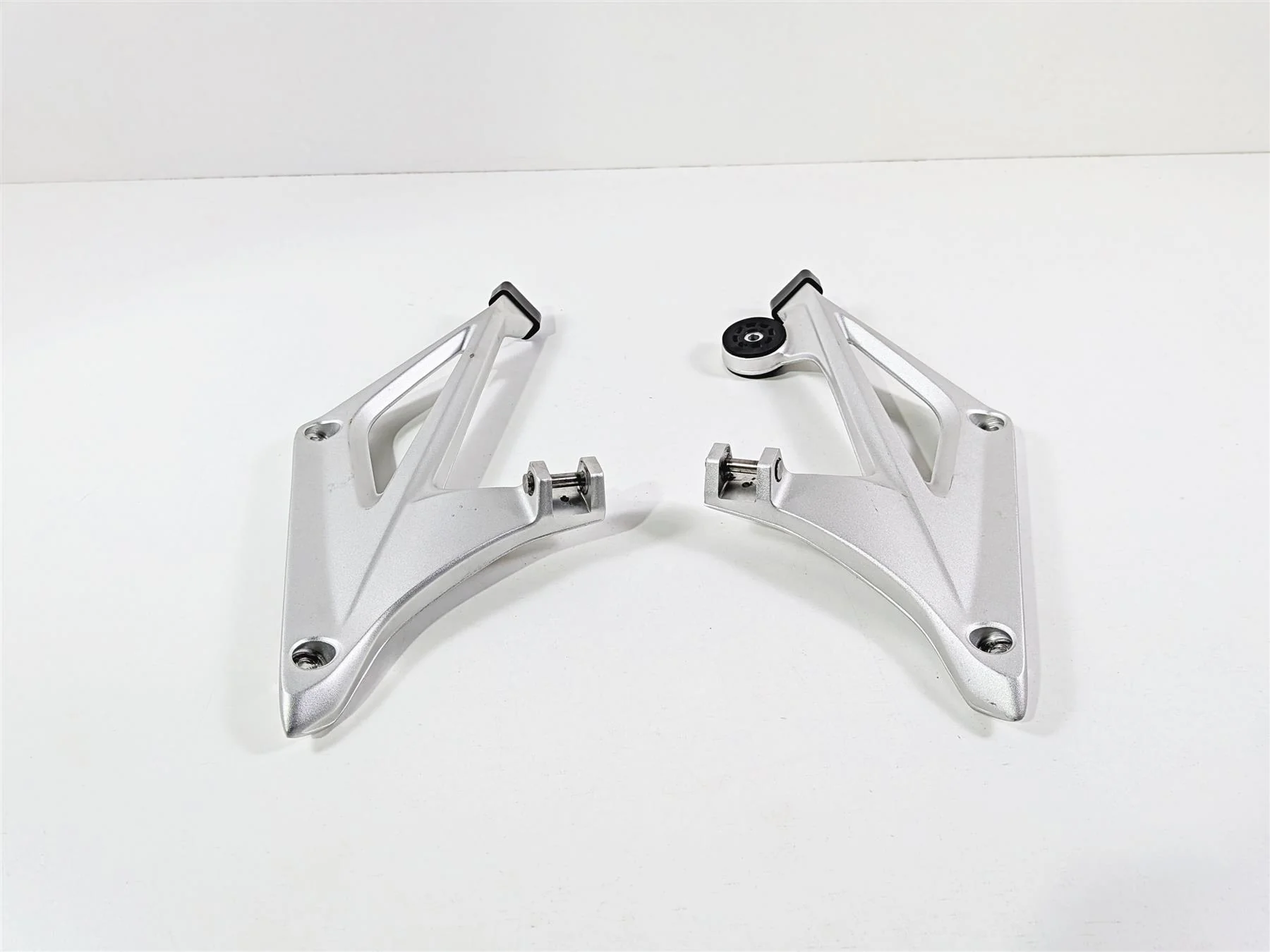 2023 BMW R1250RT RTP K52 Rear Foot Peg Rest Mount Set 46718534789 46718534790 - Image 4