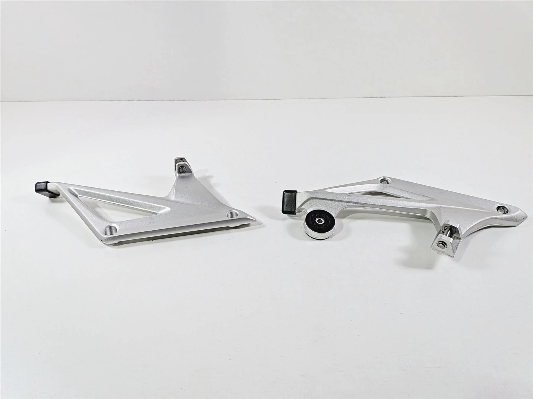 2023 BMW R1250RT RTP K52 Rear Foot Peg Rest Mount Set 46718534789 46718534790 - Image 5