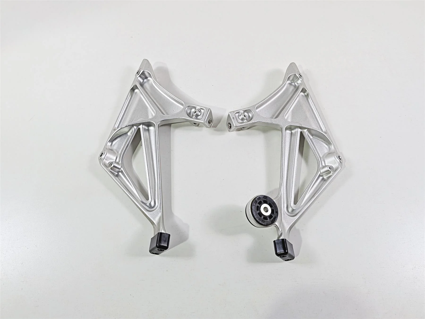 2023 BMW R1250RT RTP K52 Rear Foot Peg Rest Mount Set 46718534789 46718534790 - Image 9