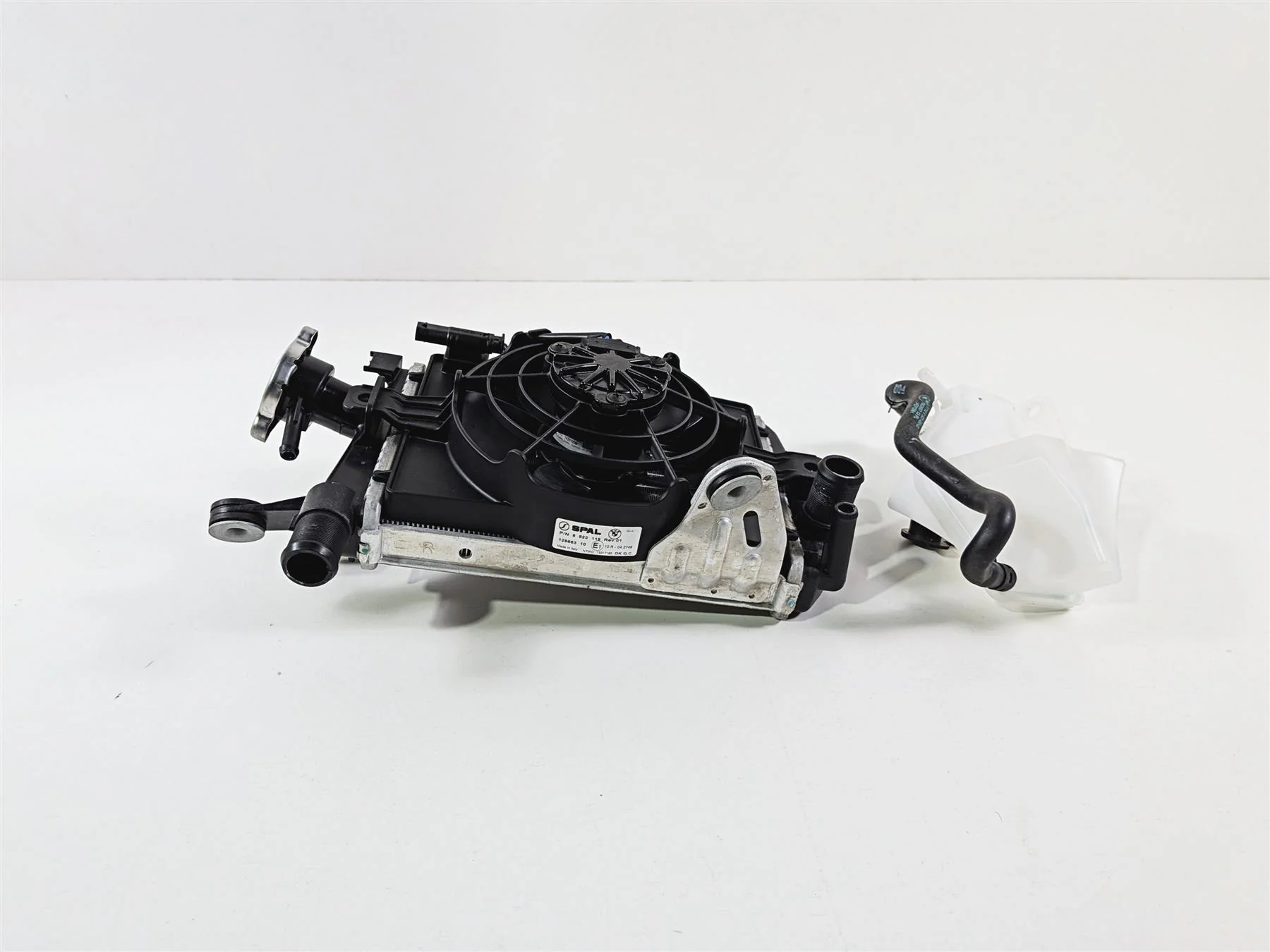 2023 BMW R1250RT RTP K52 Right Radiator Fan Hoses Covers 17118546416 - Image 4