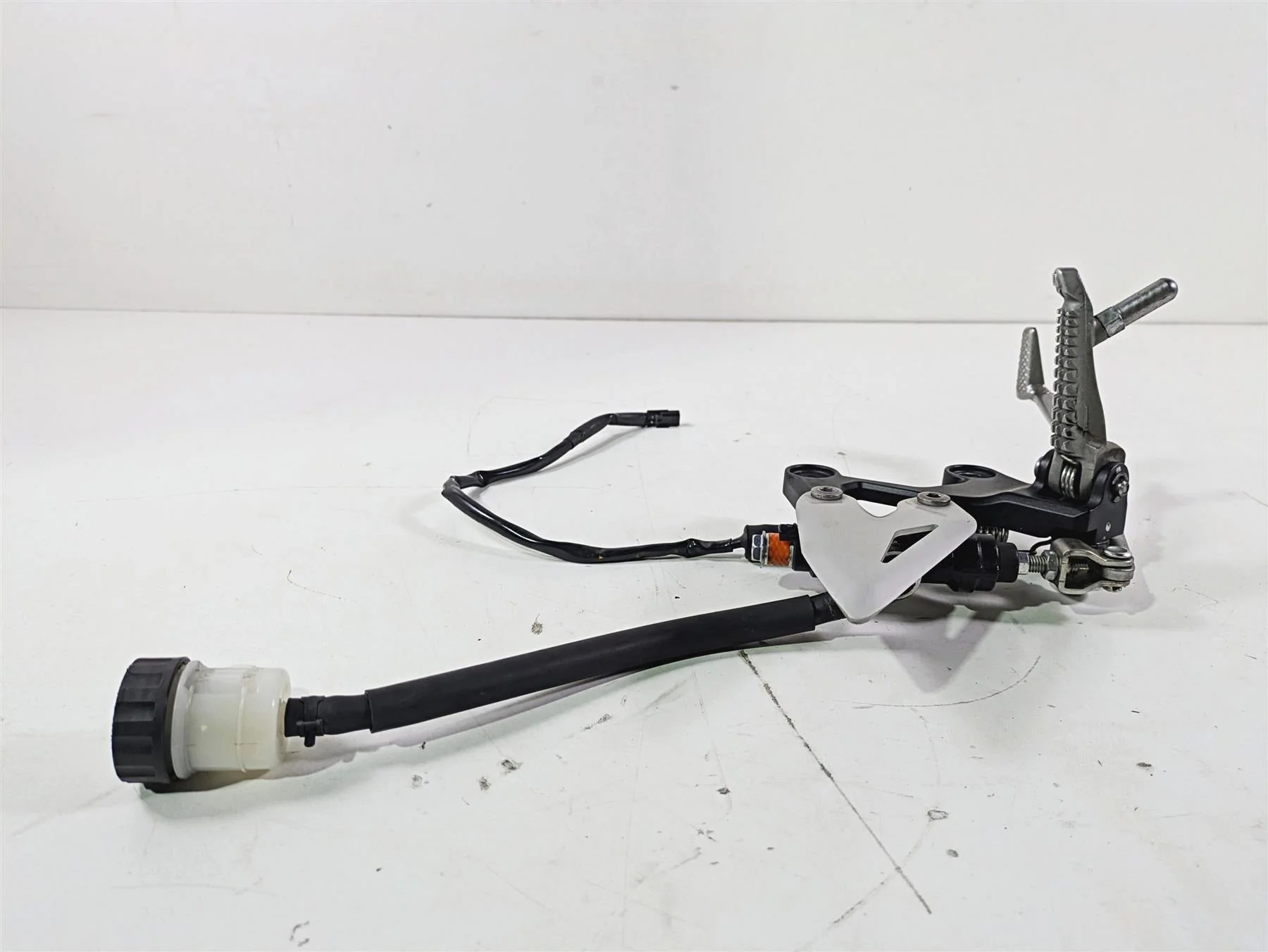 2023 Kawasaki EX400 Ninja Right Footpeg + Brake Lever Master Cylinder 35063-1408 - Image 3