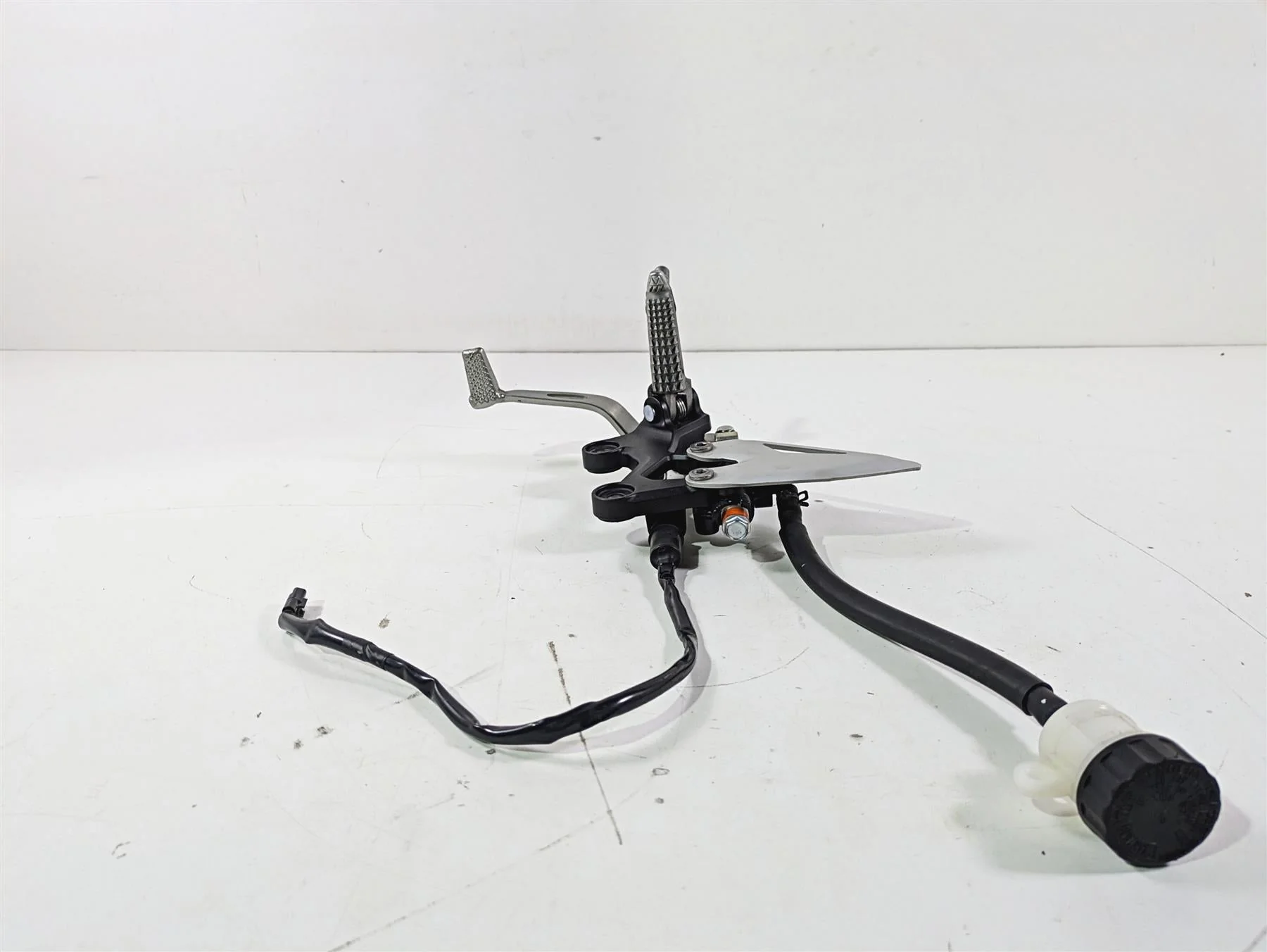 2023 Kawasaki EX400 Ninja Right Footpeg + Brake Lever Master Cylinder 35063-1408 - Image 4
