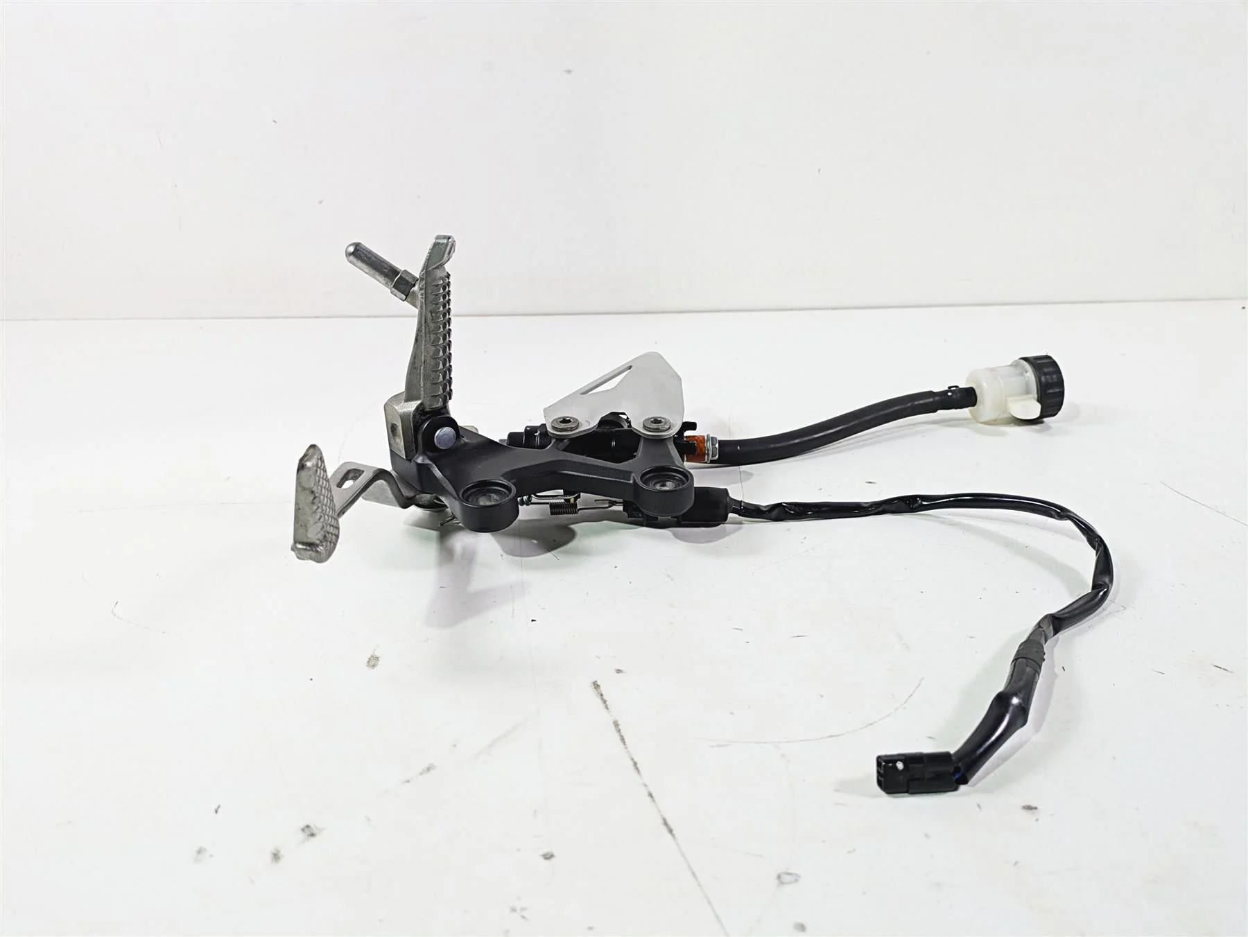2023 Kawasaki EX400 Ninja Right Footpeg + Brake Lever Master Cylinder 35063-1408 - Image 5