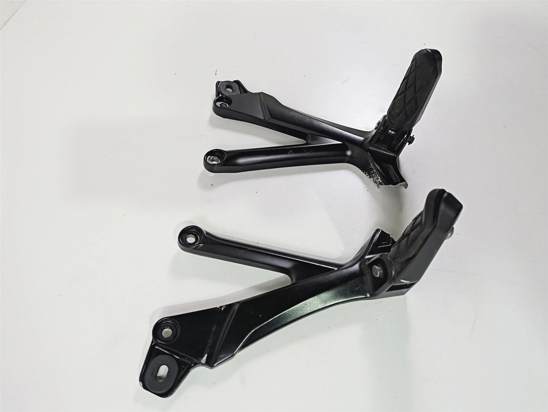 2023 Suzuki GSX1300 RR Hayabusa Rear Passenger Footpeg Set - Read 3600-10L00 - Image 2