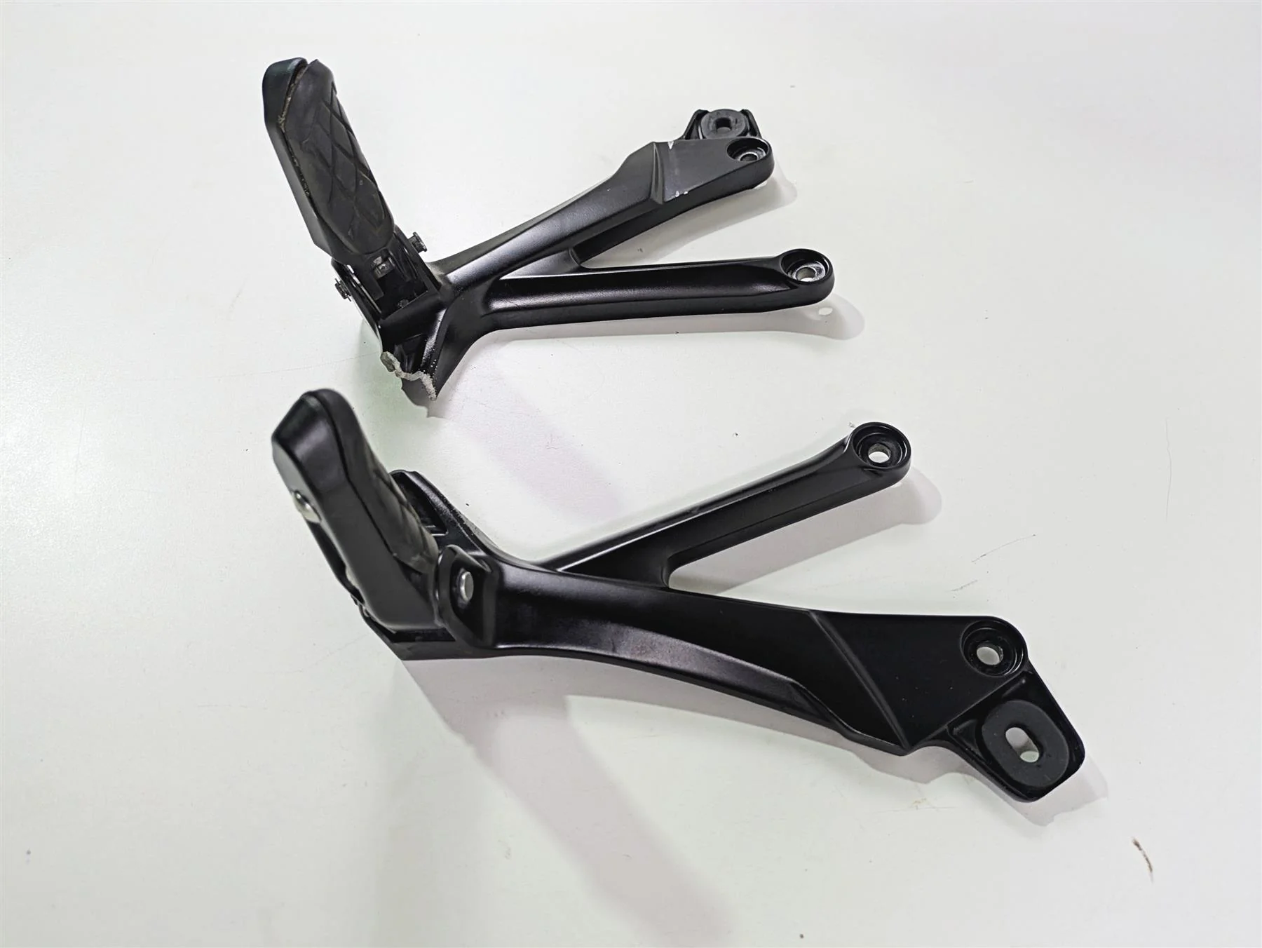 2023 Suzuki GSX1300 RR Hayabusa Rear Passenger Footpeg Set - Read 3600-10L00 - Image 3
