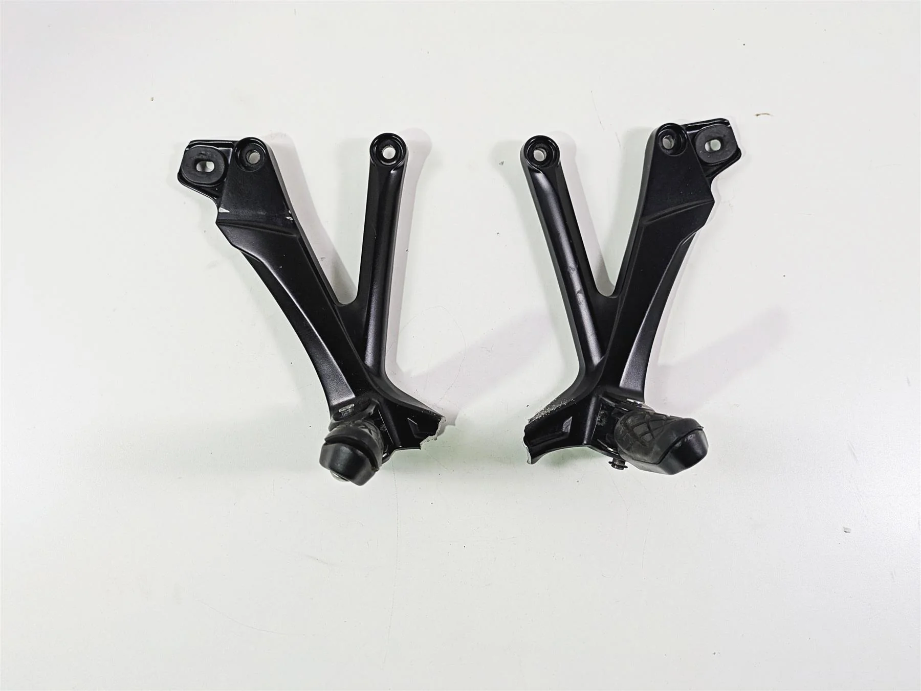 2023 Suzuki GSX1300 RR Hayabusa Rear Passenger Footpeg Set - Read 3600-10L00 - Image 4