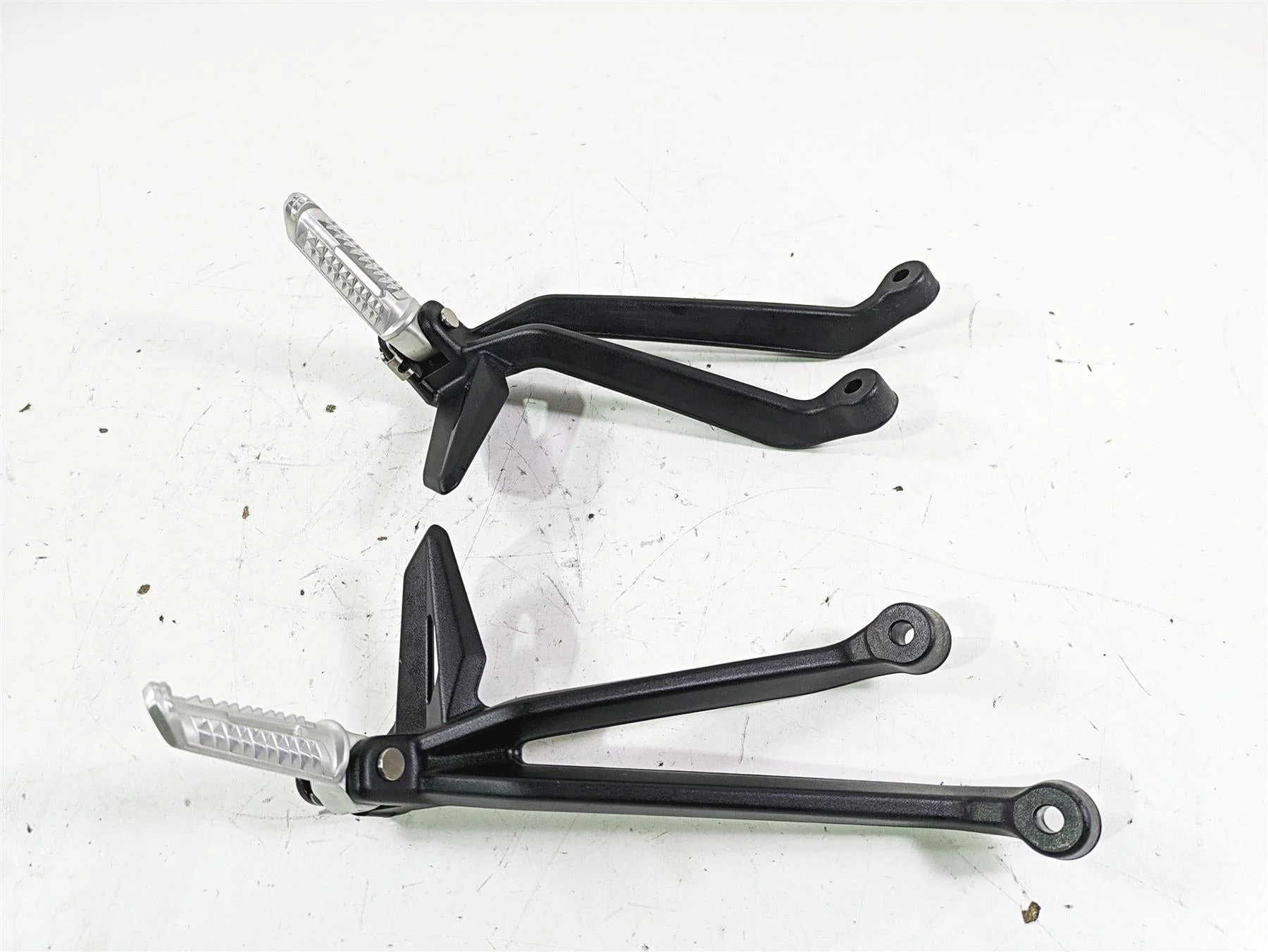 2023 Triumph Street Triple 765 RS Rear Passenger Footpeg Set T2088156 T2088157 - Image 2