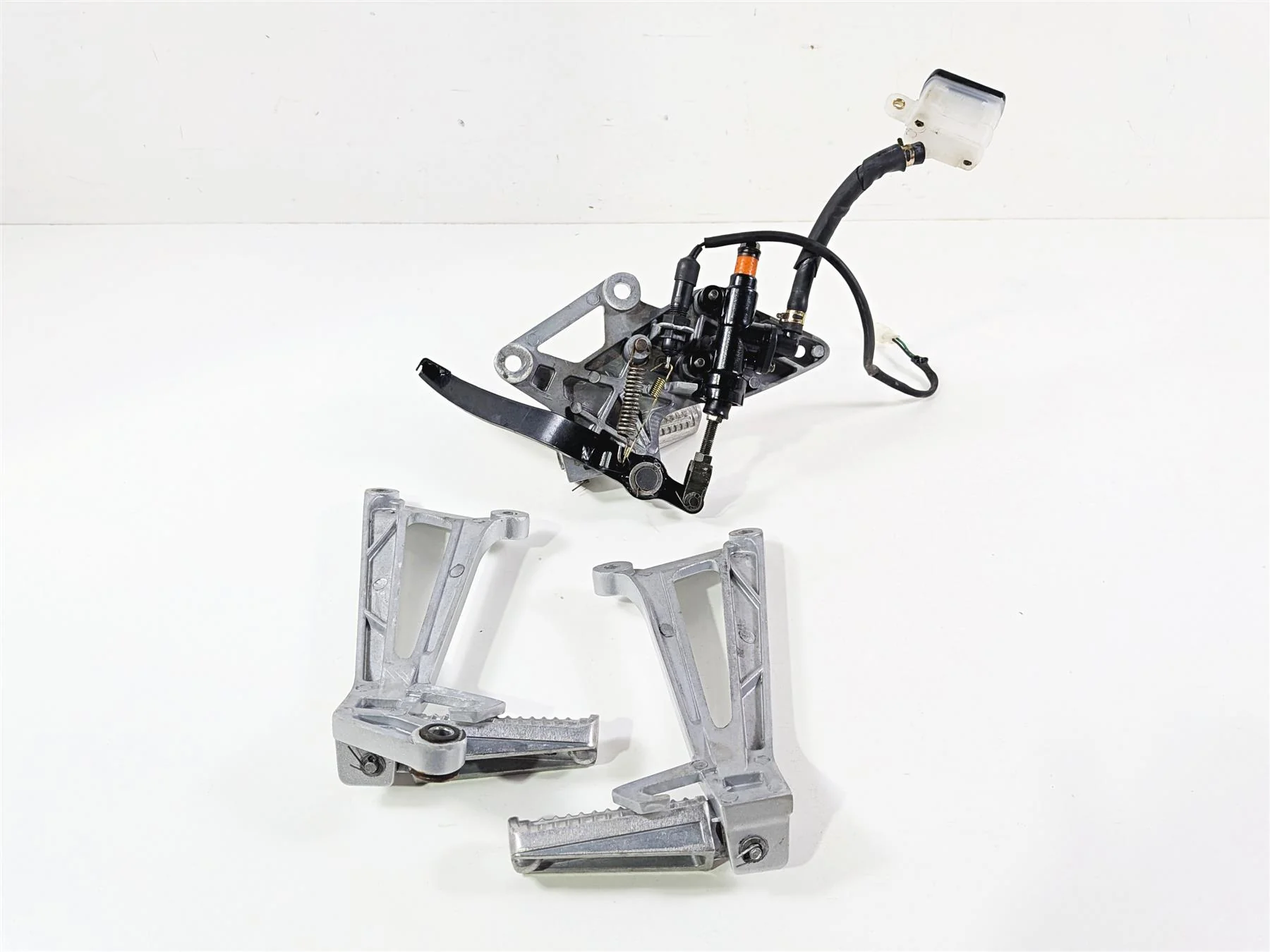 2023 Vitacci GTT 250 Rear Passenger Footpeg & Right Rider Foot Rest Set - Image 2