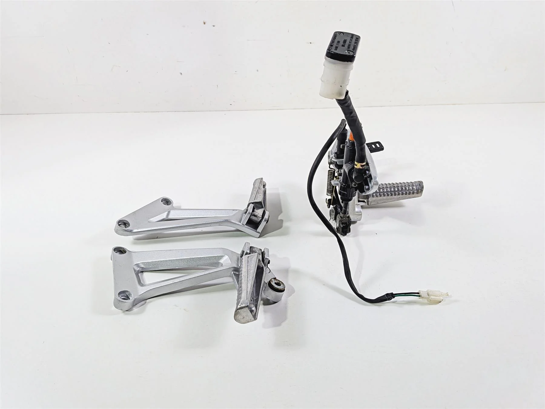 2023 Vitacci GTT 250 Rear Passenger Footpeg & Right Rider Foot Rest Set - Image 4