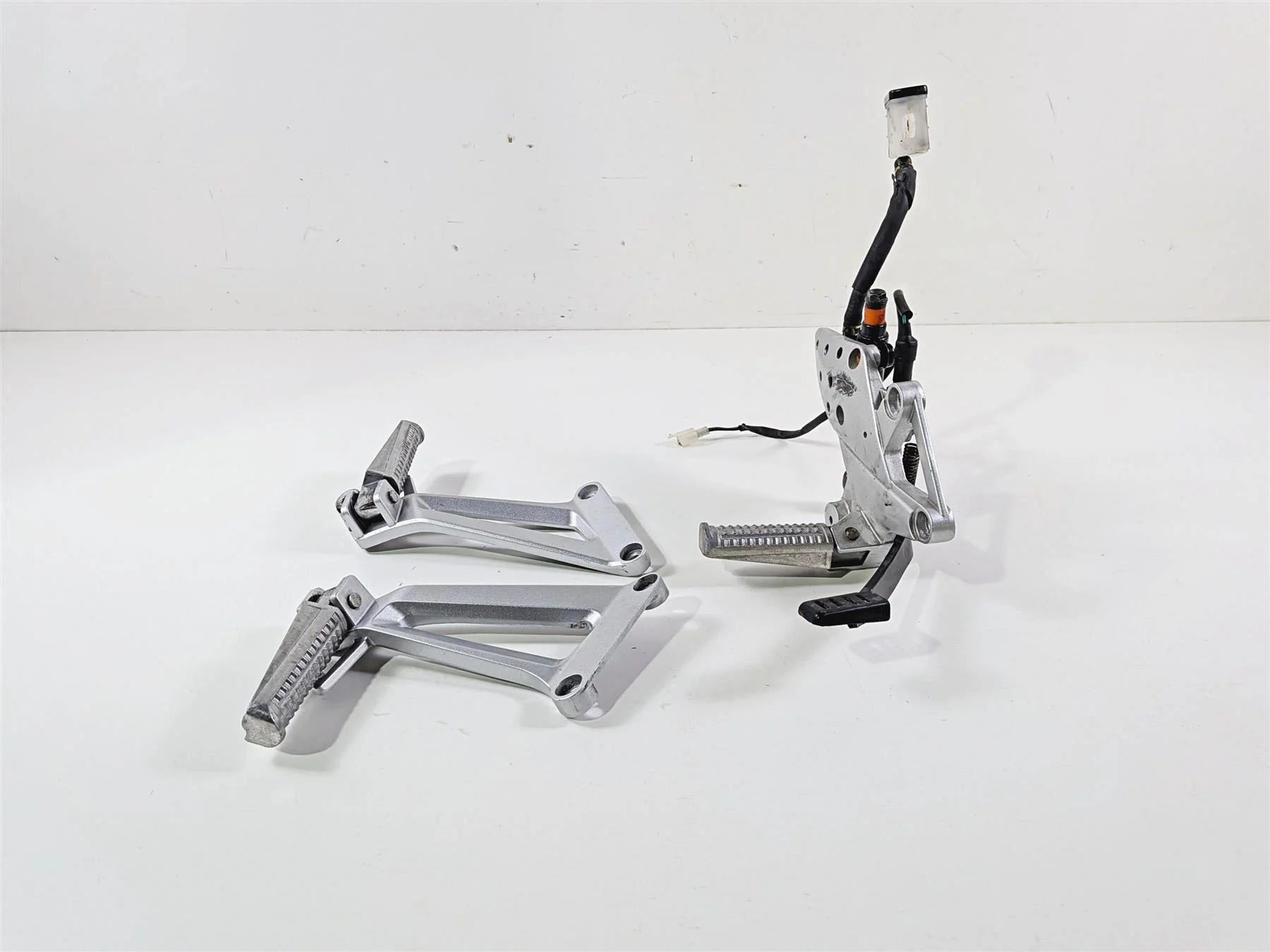 2023 Vitacci GTT 250 Rear Passenger Footpeg & Right Rider Foot Rest Set - Image 6