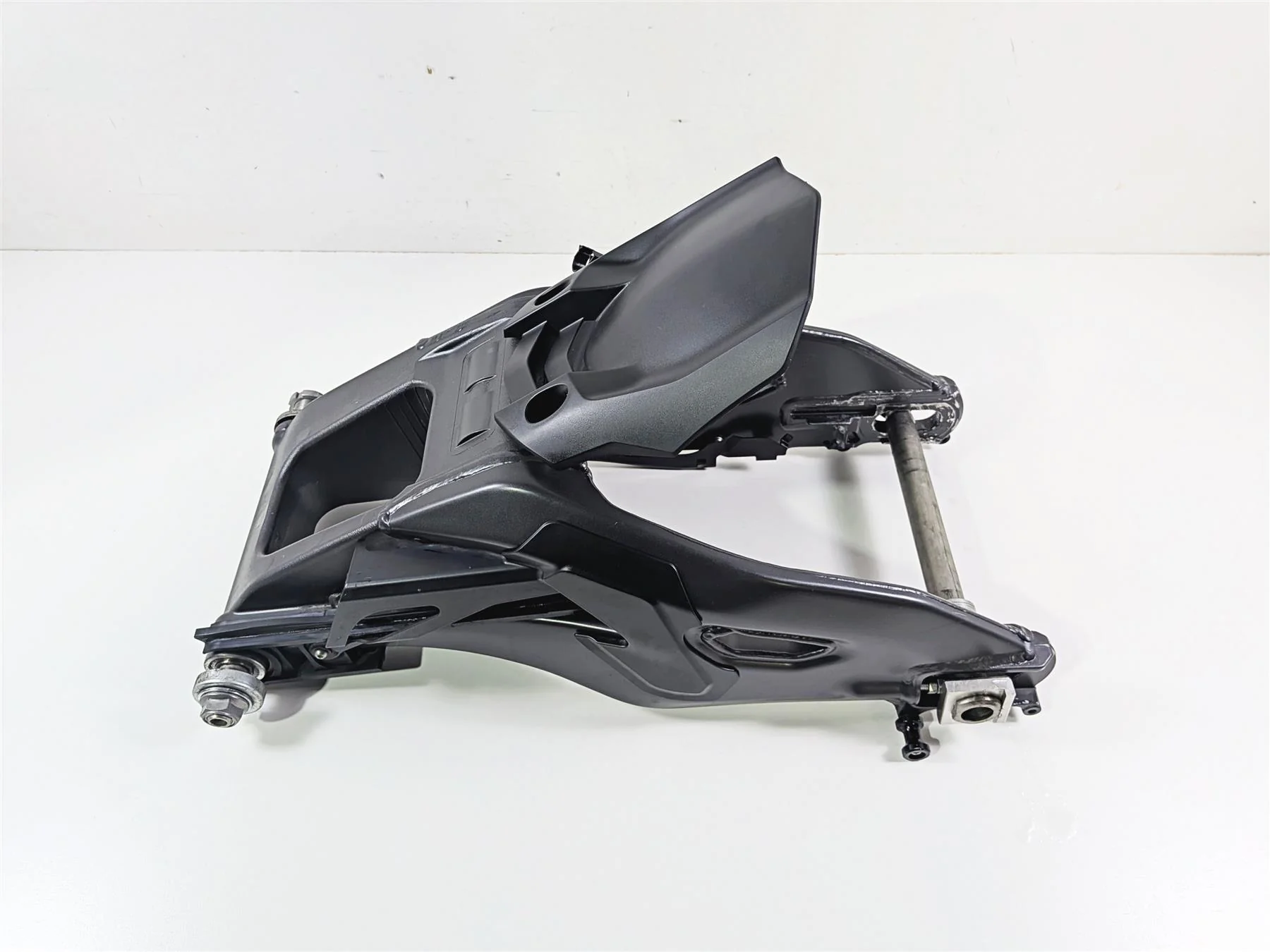 2023 Yamaha MT10 MTN1000 Rear Swingarm Swing Arm & Axle B5Y-22110-00-00
