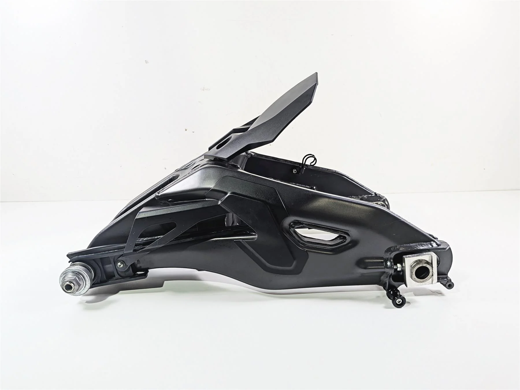 2023 Yamaha MT10 MTN1000 Rear Swingarm Swing Arm & Axle B5Y-22110-00-00 - Image 2
